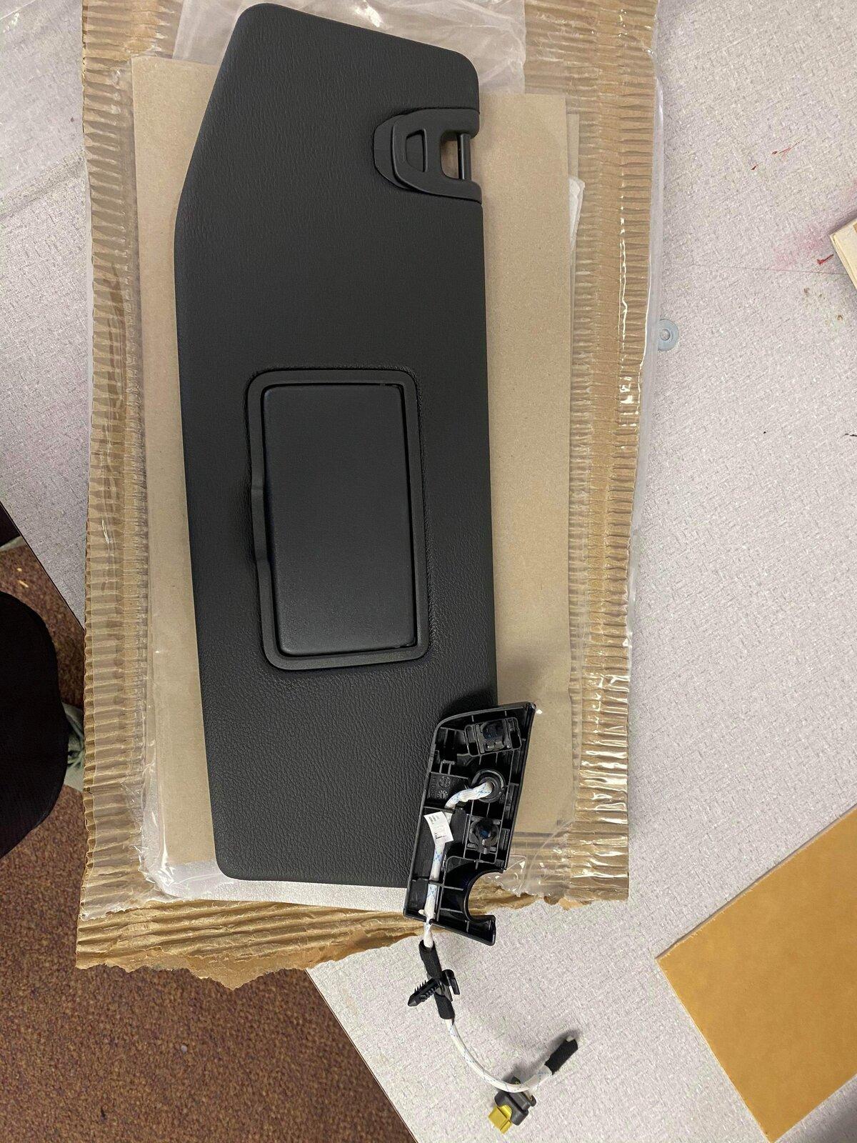 Jeep Gladiator Passenger sun visor broke!!! received_351130336194690