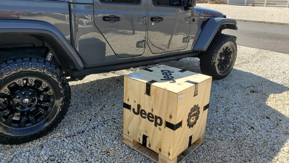 Jeep Gladiator The wooden crate from Mopar 2" Lift 20210321_144522