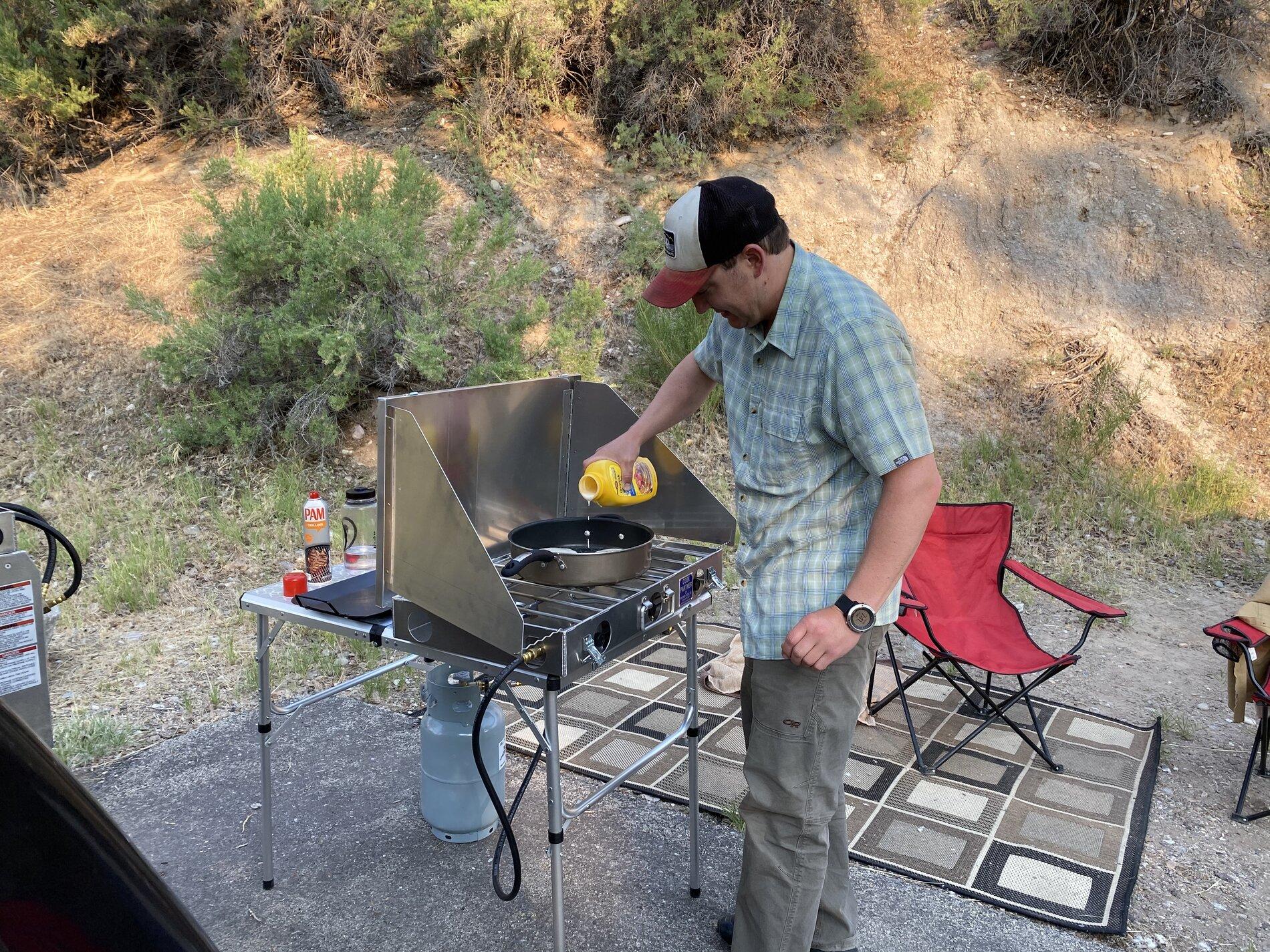 Jeep Gladiator Cooking while overlanding. tempImageFjdff