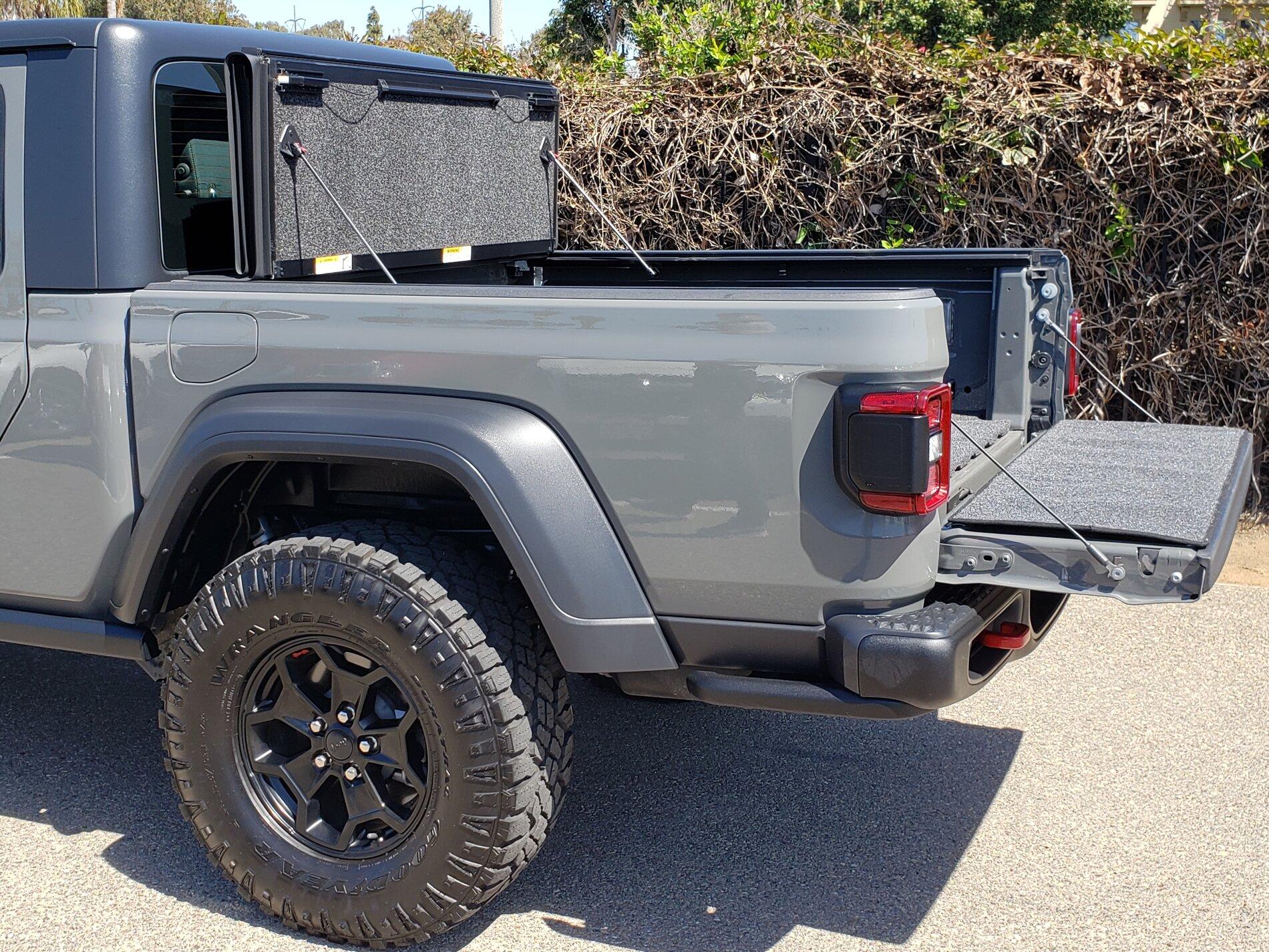Jeep Gladiator 2020 Gladiator Sting Gray 6spd SoCal 63E18399-D996-4ECA-AFD1-876618CFC10E