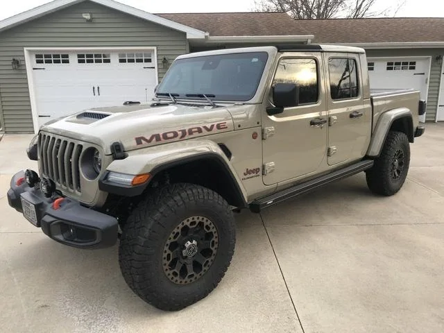 Jeep Gladiator Poser Gobi Gladiator Mojave 309C7C42-6039-4A18-BAF9-B4A1ADCFC636