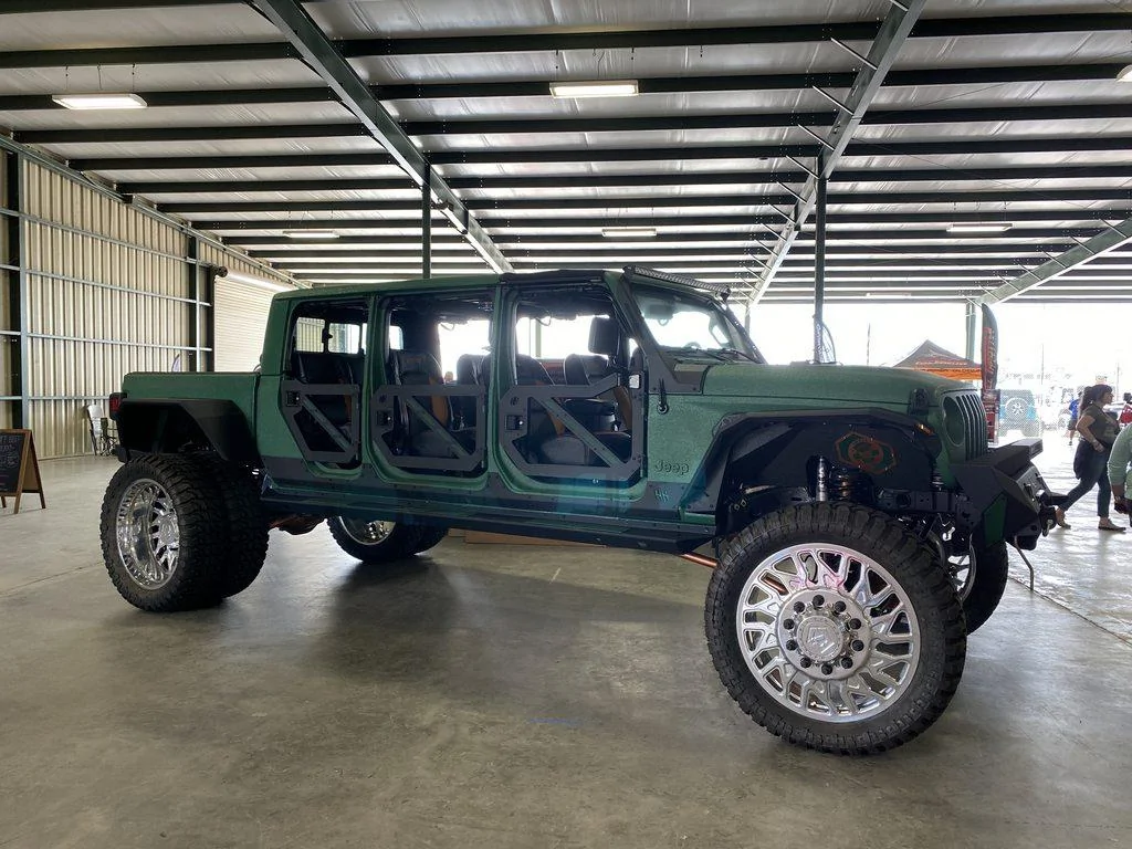Jeep Gladiator 6 door JL spotted dwBCeHdh