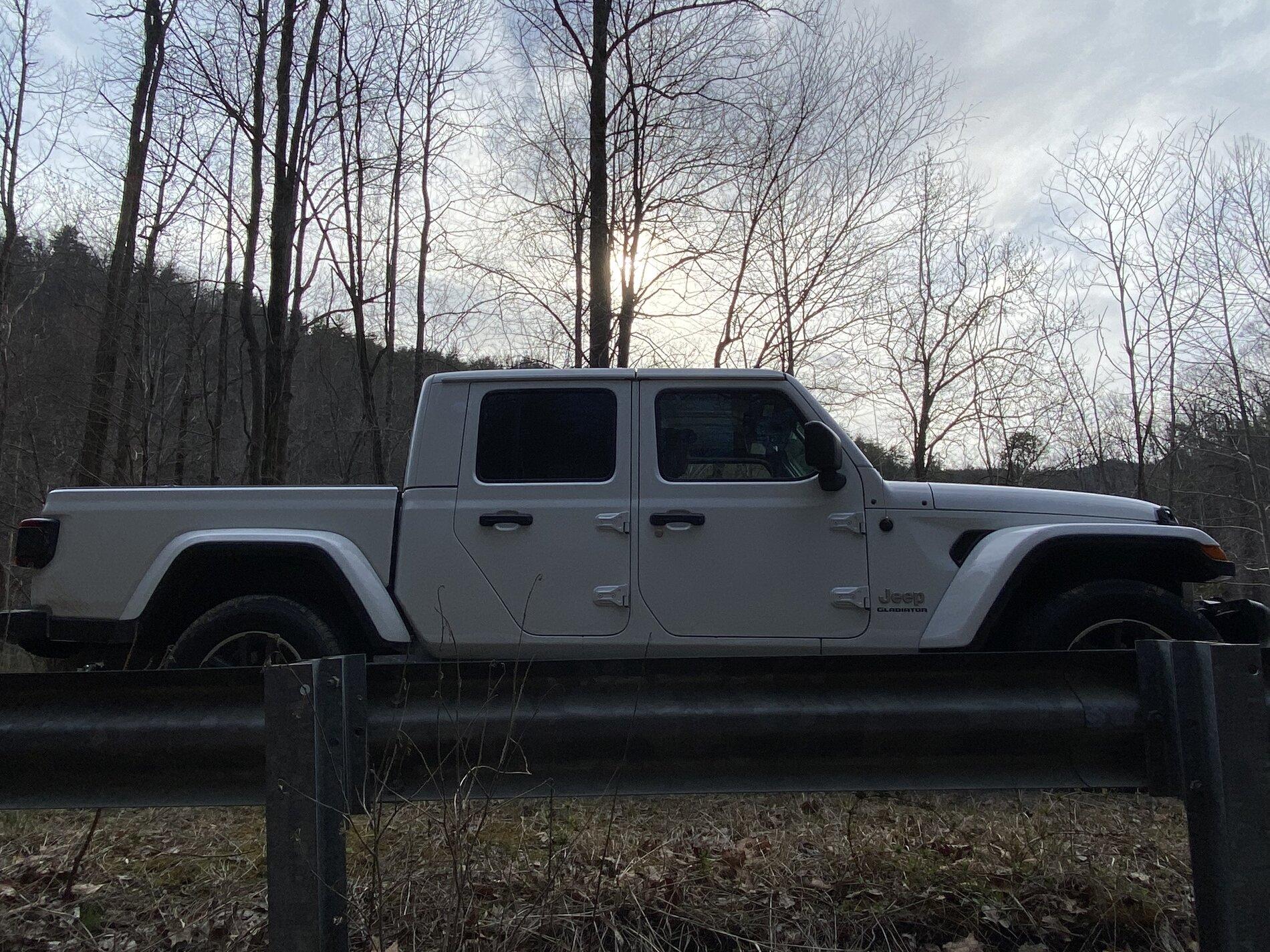 Jeep Gladiator BRIGHT WHITE Gladiator JT Club CF1DEF43-48B3-41C5-BC77-D08077CD46CE