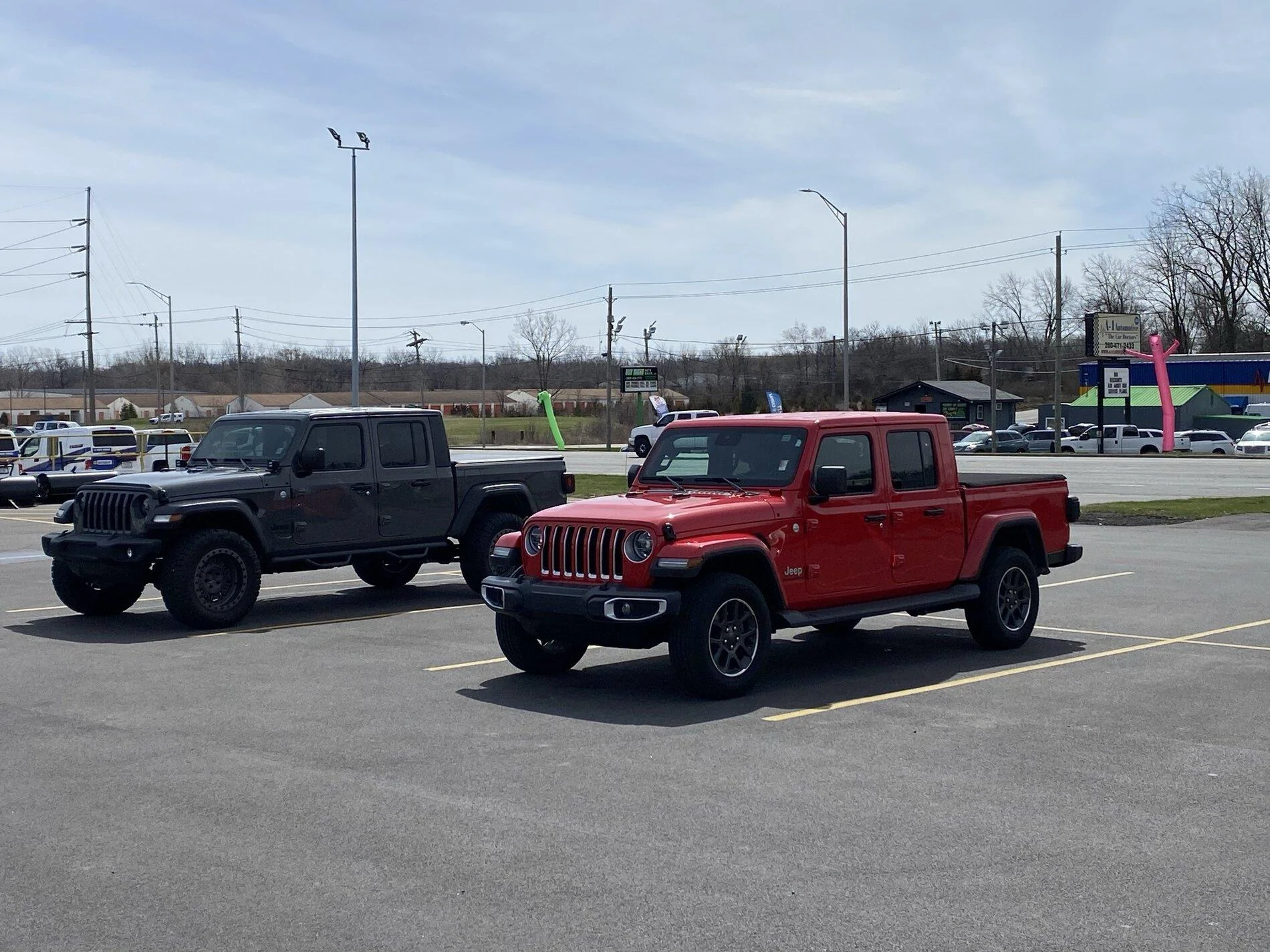 Jeep Gladiator Jeeps Parking Next To Jeeps 95949164-AA81-4F79-9DFE-8F823FA60FA9