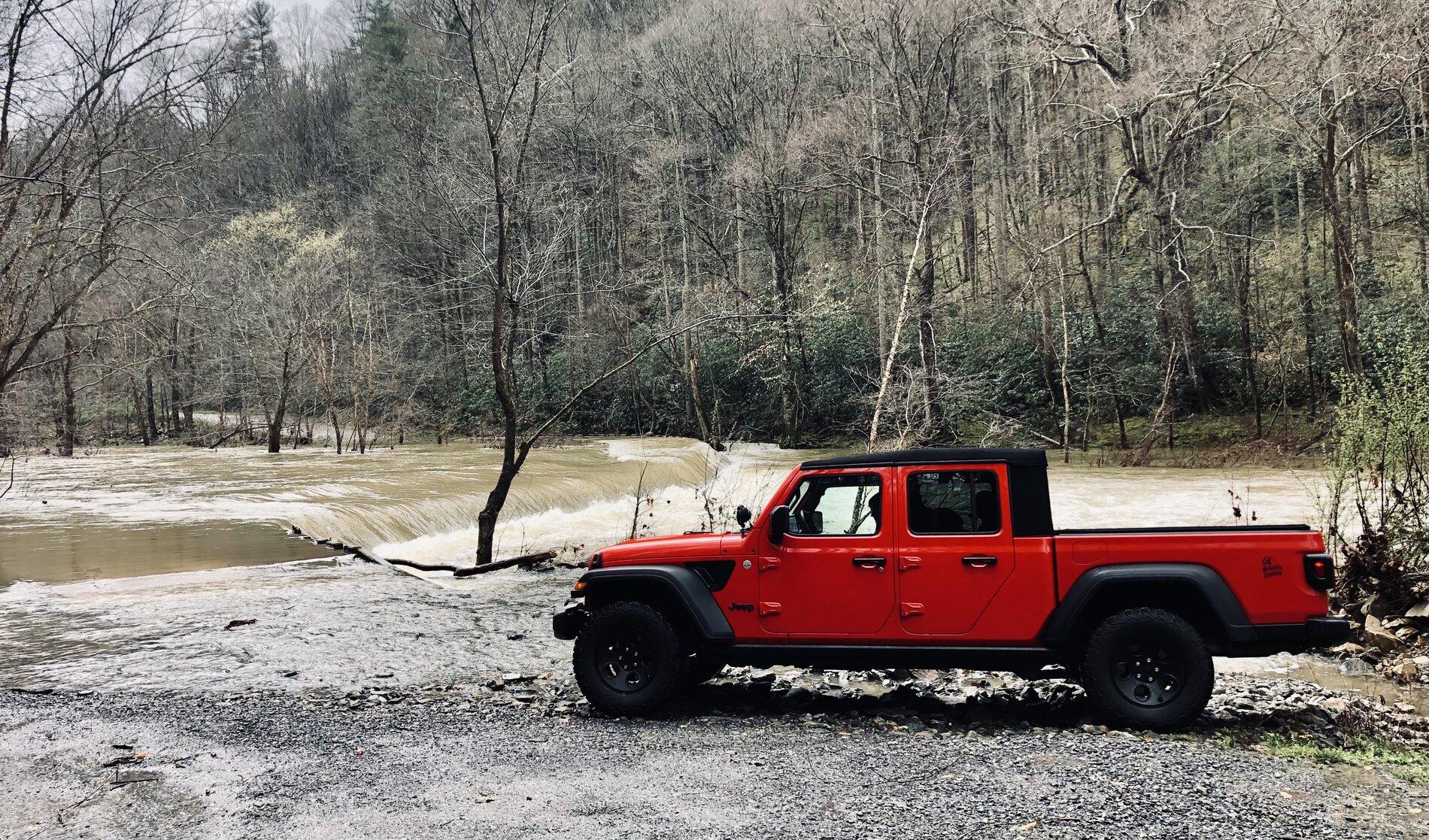 Jeep Gladiator Gladiator Glamour Shots 66964780-F5FE-40E8-BA24-3B46BD009411