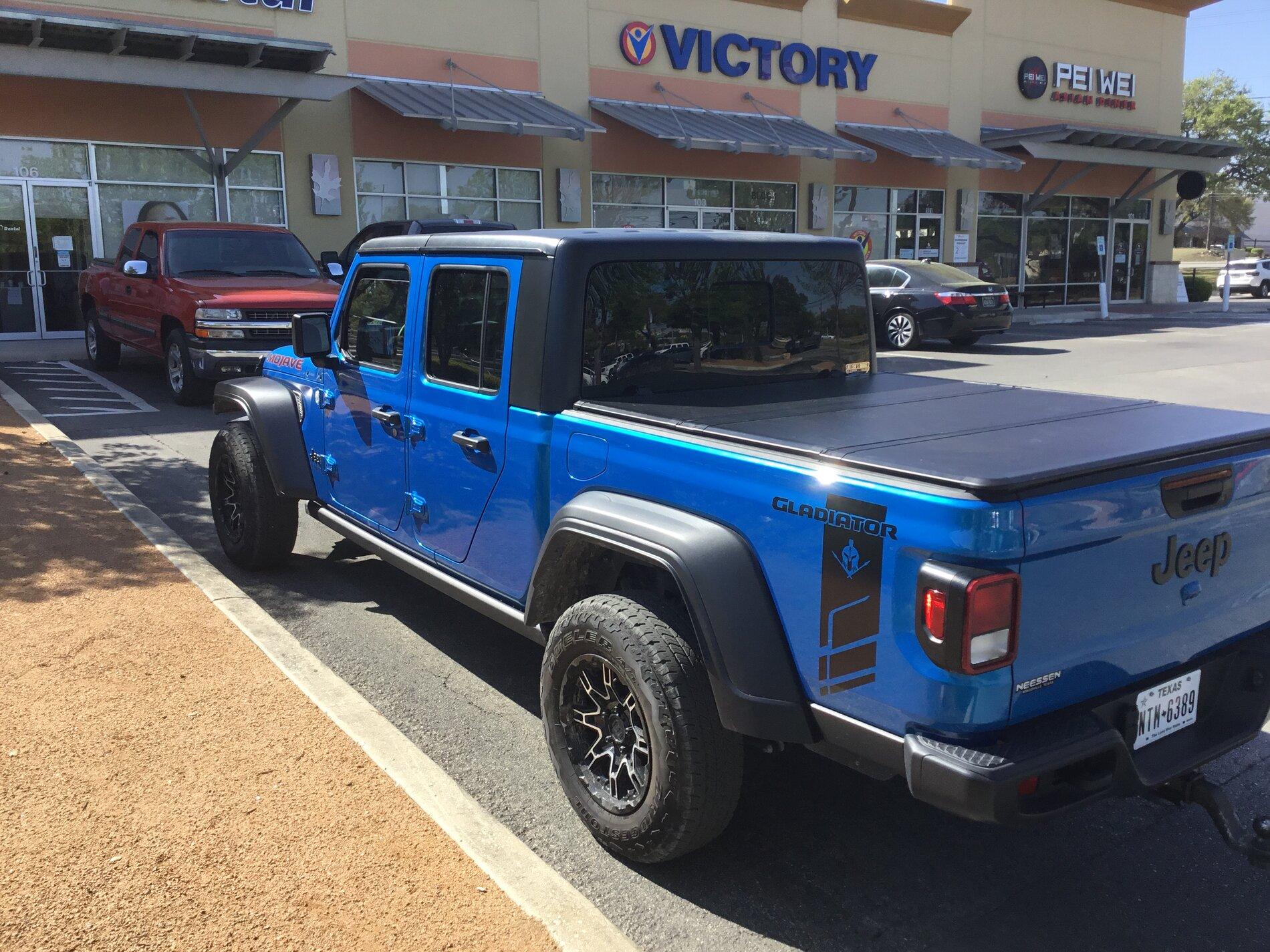 Jeep Gladiator HYDRO BLUE PEARL Gladiator JT Club 2318C422-71C7-4814-A7D3-A5F696DBD312