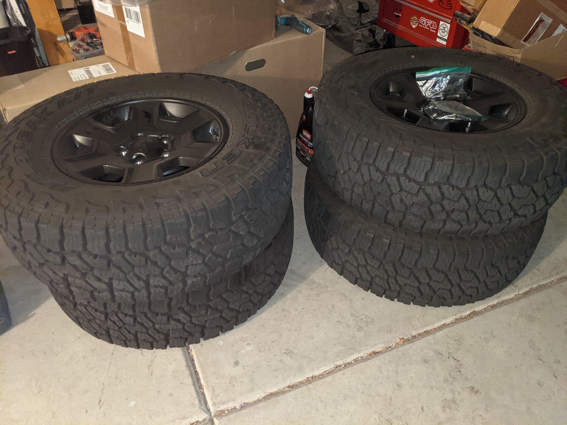 Jeep Gladiator Mojave wheels & tires & Tpms Tires