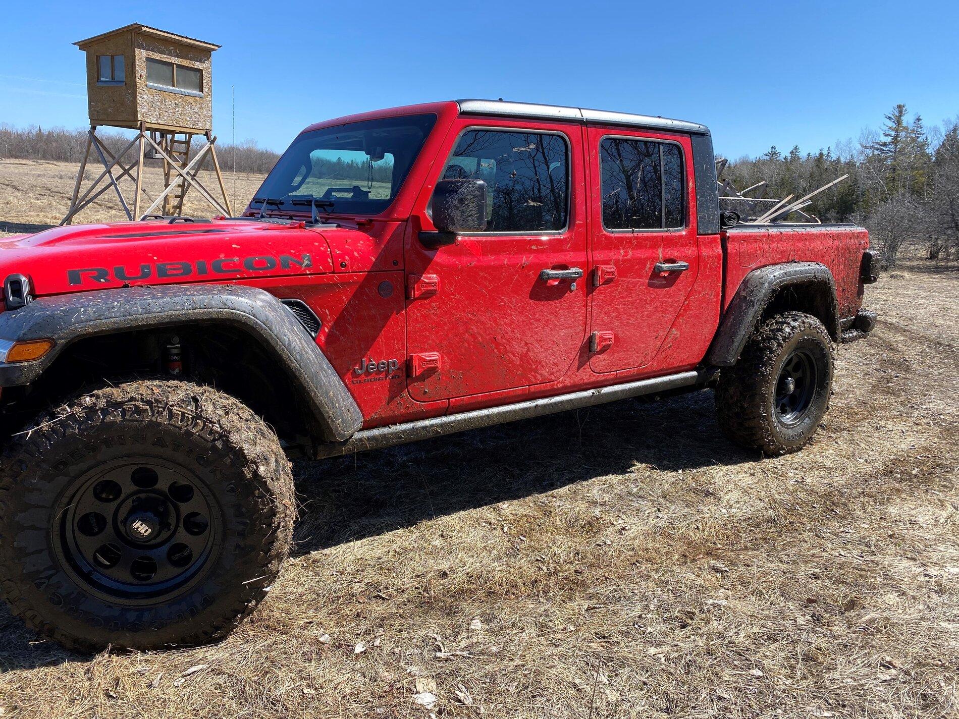 Jeep Gladiator FIRECRACKER RED Gladiator JT Club muddy