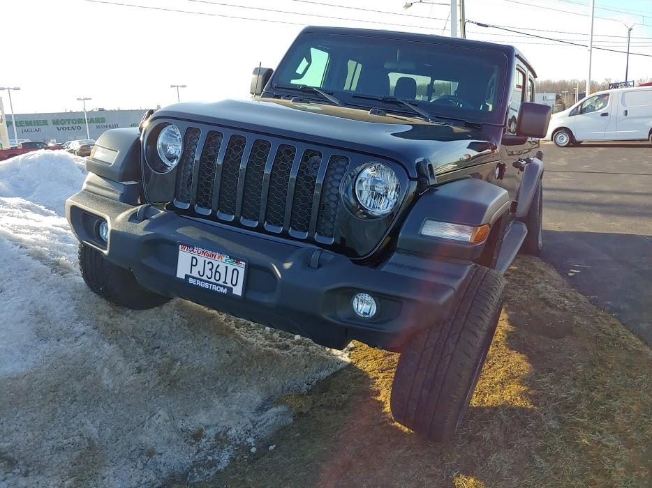 Jeep Gladiator Gladiator Flex pictures snow bank 1