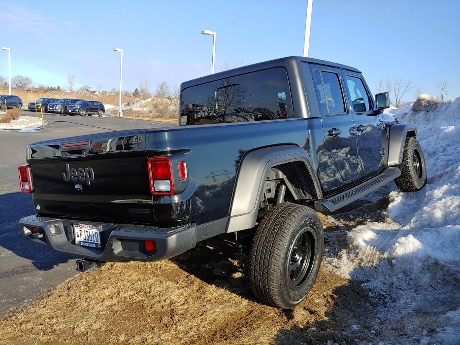 Jeep Gladiator Gladiator Flex pictures snow bank 3