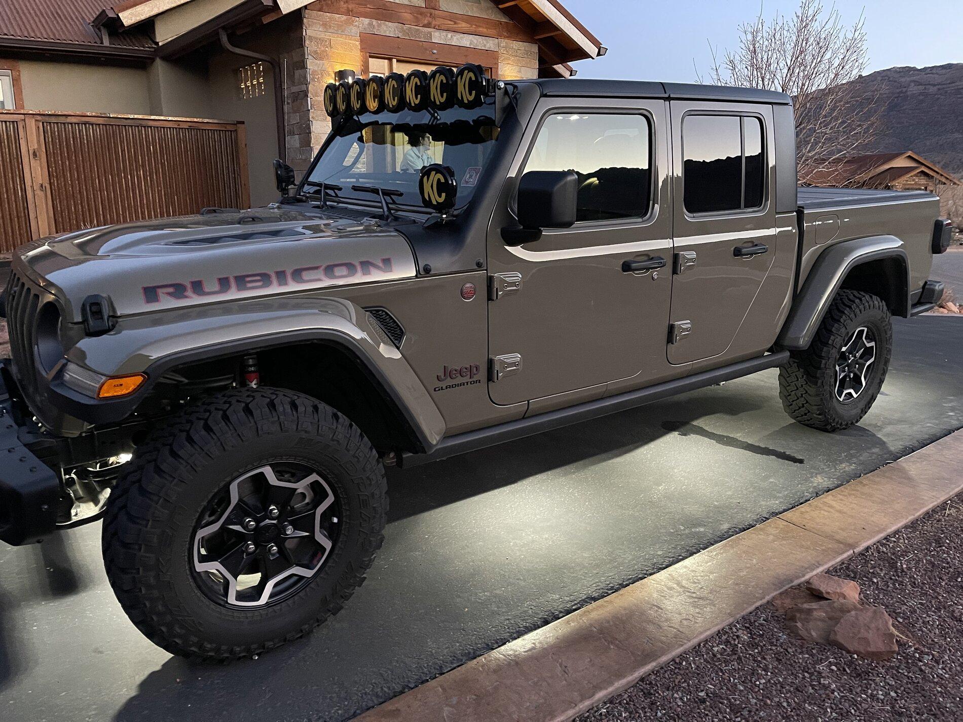 Jeep Gladiator JT Rubicon 2020 Wheels/Spare - Falken MT 285/70/r17 - Factory Lugnuts/TPMS IMG_4317