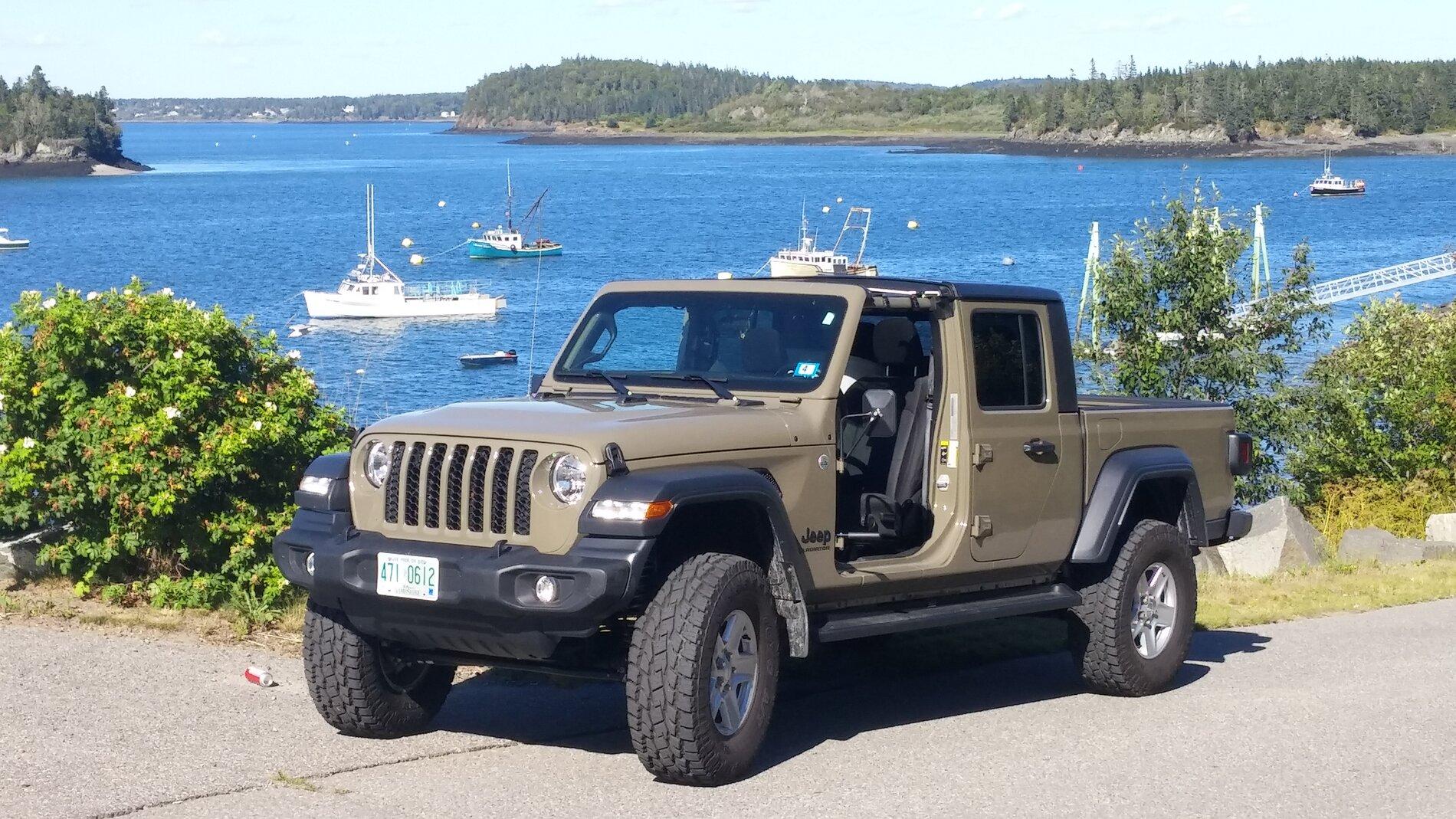 Jeep Gladiator Gladiator tailgate can support up to 500 lbs payload in middle position 0828201524a