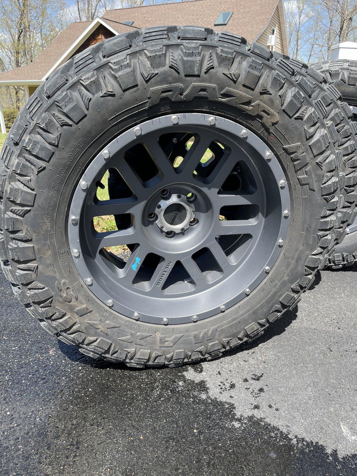 Jeep Gladiator 5x 20” Method 606s + 35” Maxxis RAZR MTs 70546841-227A-4680-8989-0557DDA6DDC0