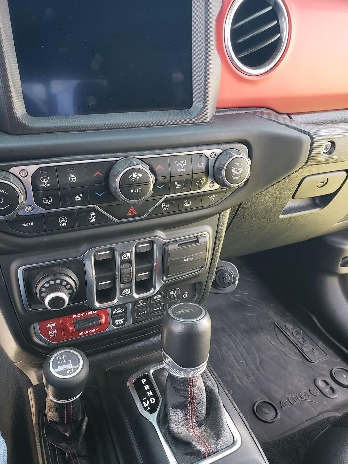Jeep Gladiator 12V auxiliary power 12V