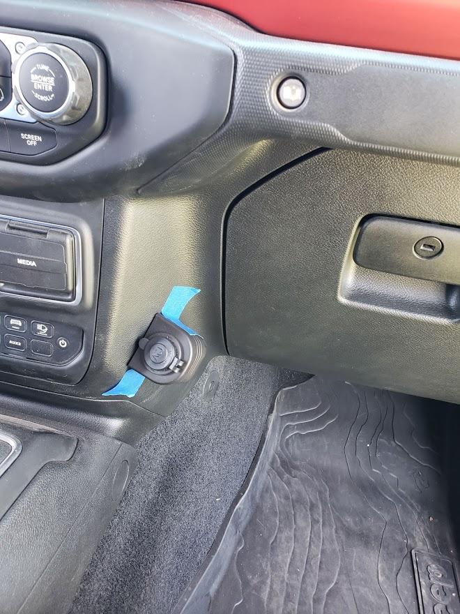 Jeep Gladiator 12V auxiliary power 12v 1