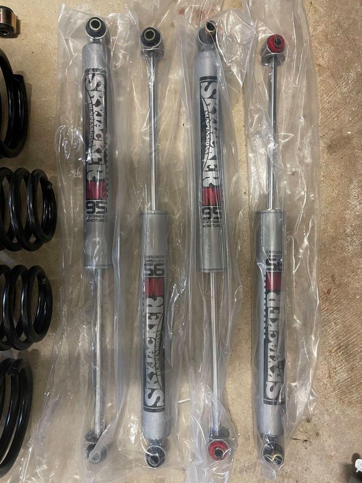 Jeep Gladiator Jeep Gladiator JT Skyjacker 2.5” Front/ 1.5” Rear Long Travel Lift M95 Monotube Shocks SJ-G251PMLT & Rancho Geometry Brackets 167751591_10104643499426926_4968670176975004395_n