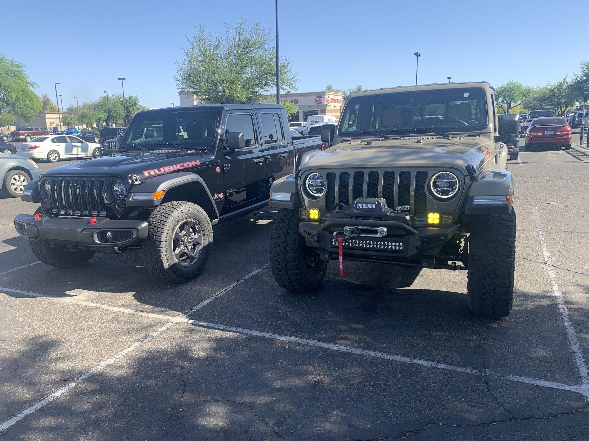 Jeep Gladiator Jeeps Parking Next To Jeeps 799F582F-B854-4342-BD29-87AF32BE7F07