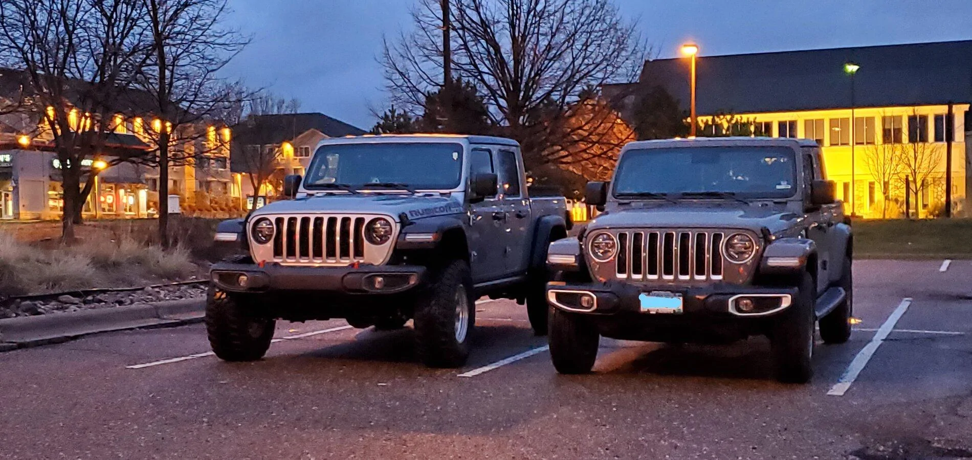 Jeep Gladiator Jeeps Parking Next To Jeeps 20210412_201746_LI