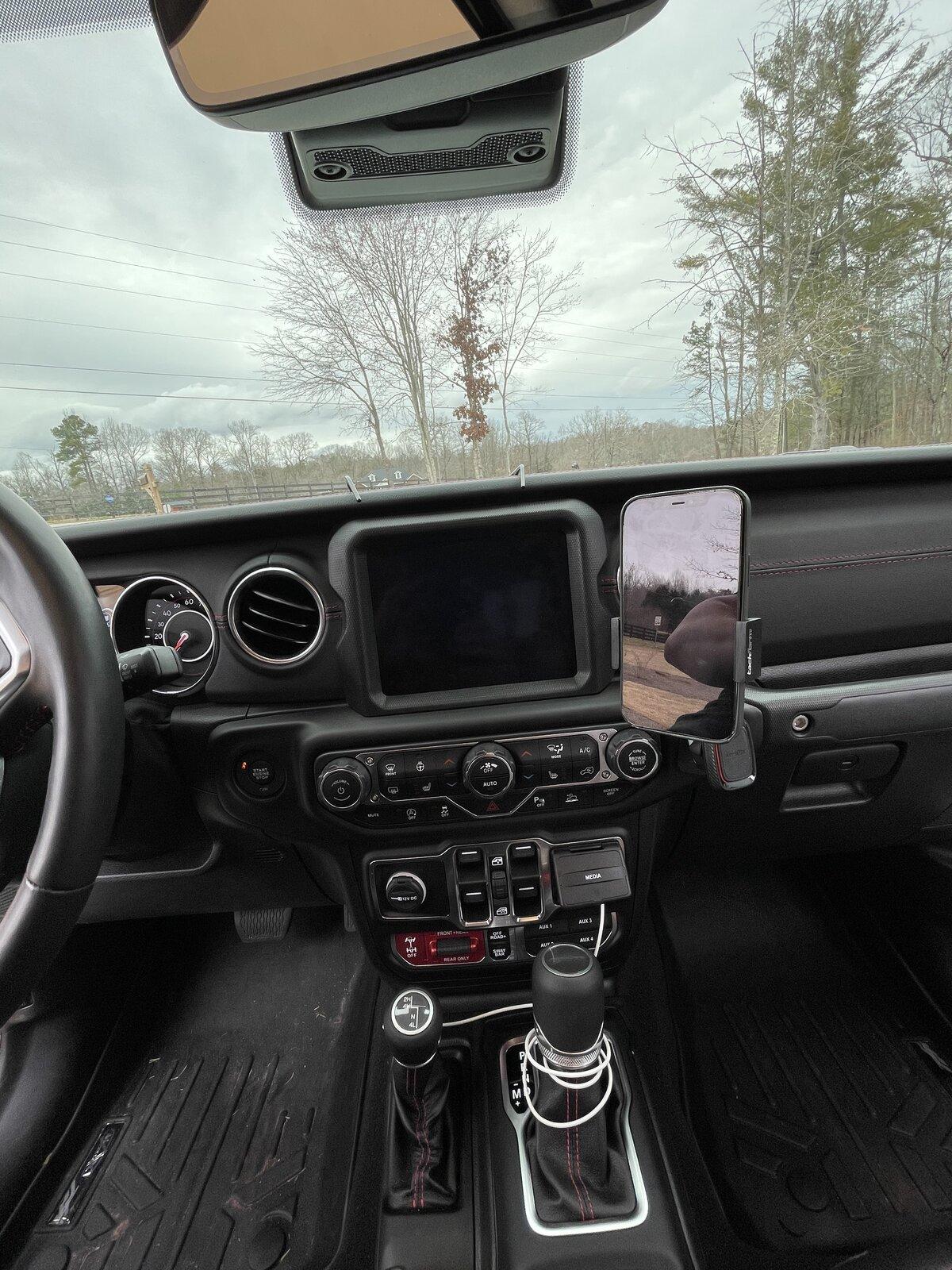 Jeep Gladiator Phone Solutions 8B56D0DE-A4C8-4428-8993-C7ECFA21CB5B
