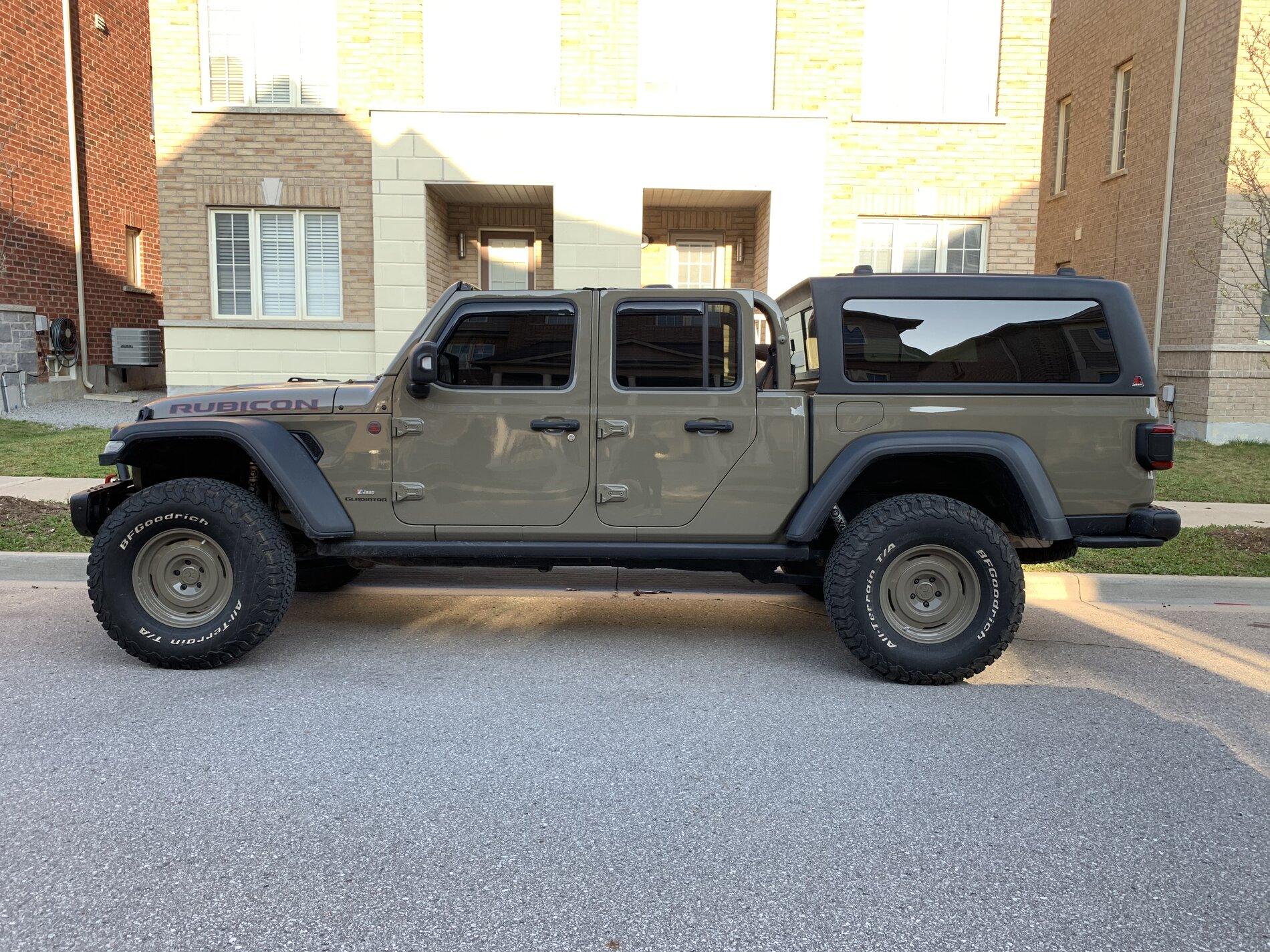 Jeep Gladiator LEER cap , with roof off and soft top 00714013-7345-4D5C-B021-777D34D1397B