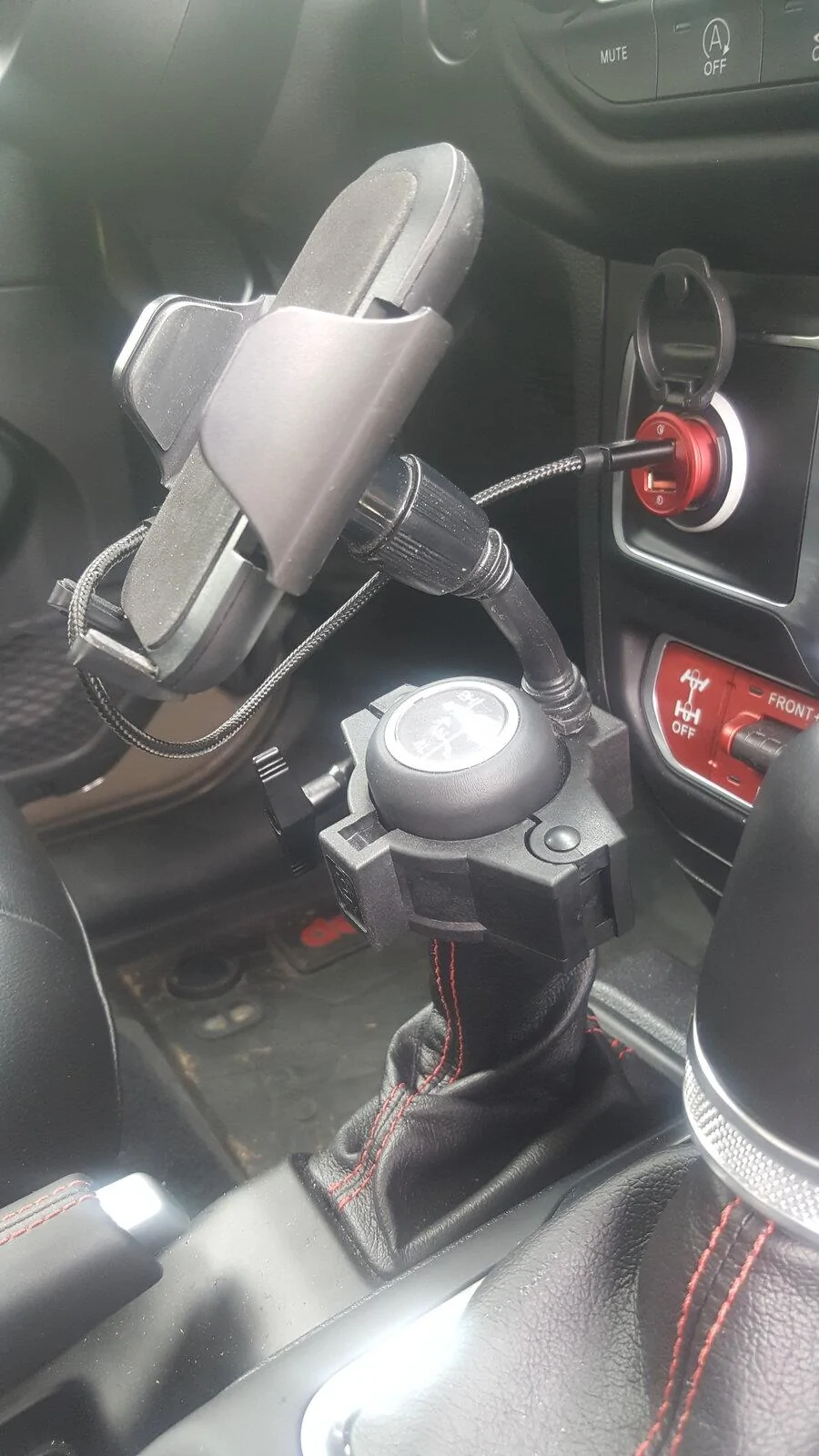Jeep Gladiator Phone Solutions cell holder 1