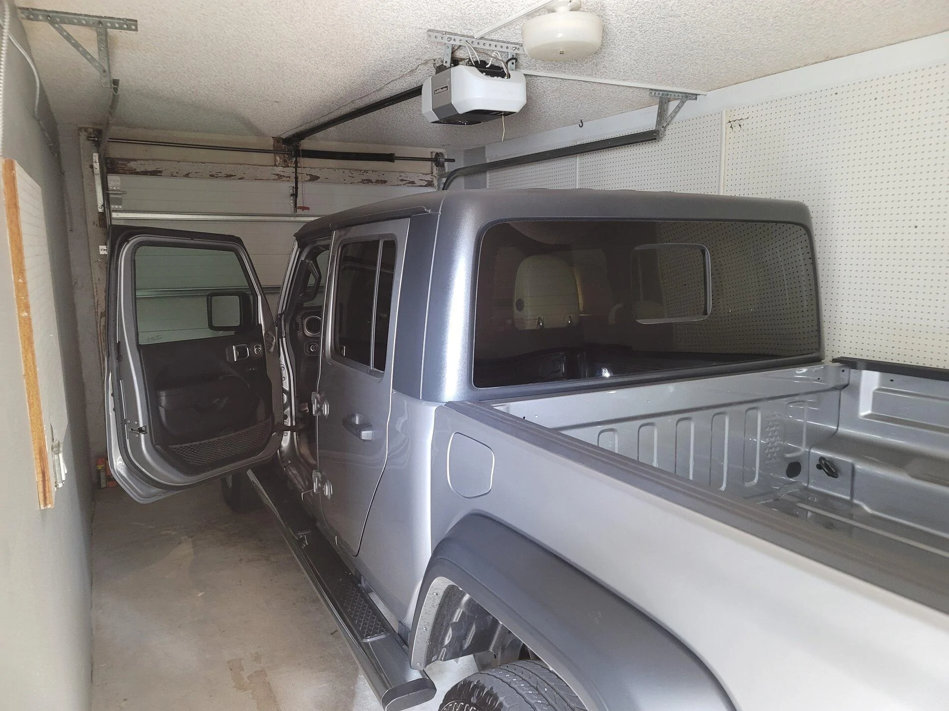 Jeep Gladiator Is there a small enough lift / level (less than 1") for my small garage? 20210330_101235