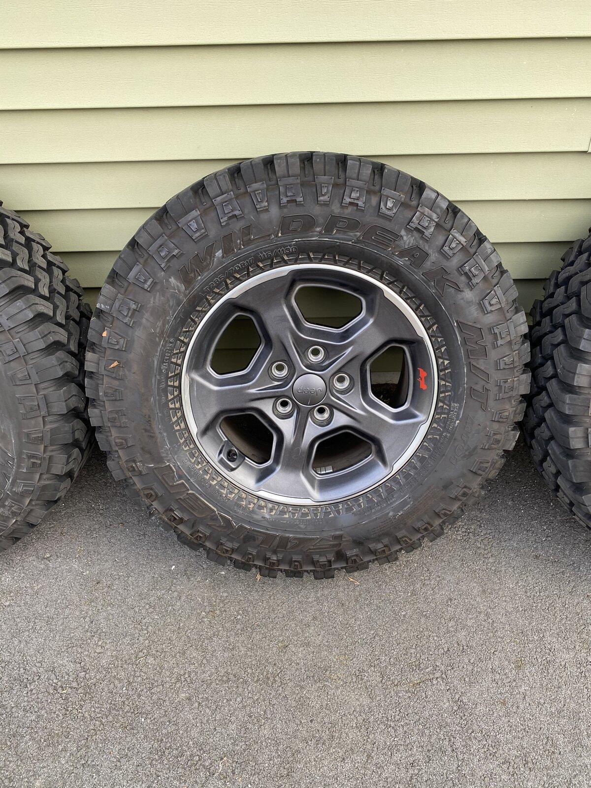 Jeep Gladiator Rubicon wheels and tires 0B077345-75F4-4950-B19B-C04FAB82A626