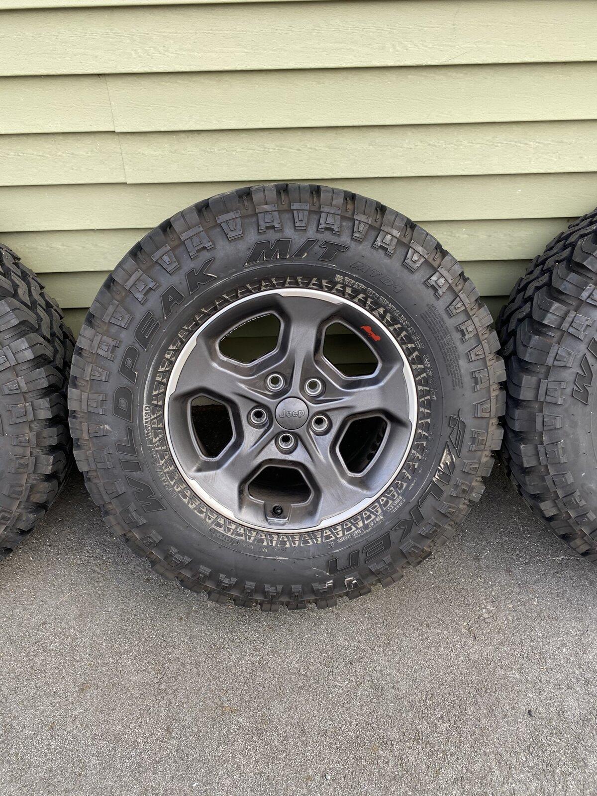 Jeep Gladiator Rubicon wheels and tires 55944445-9A1E-44AF-B316-3699152AD234