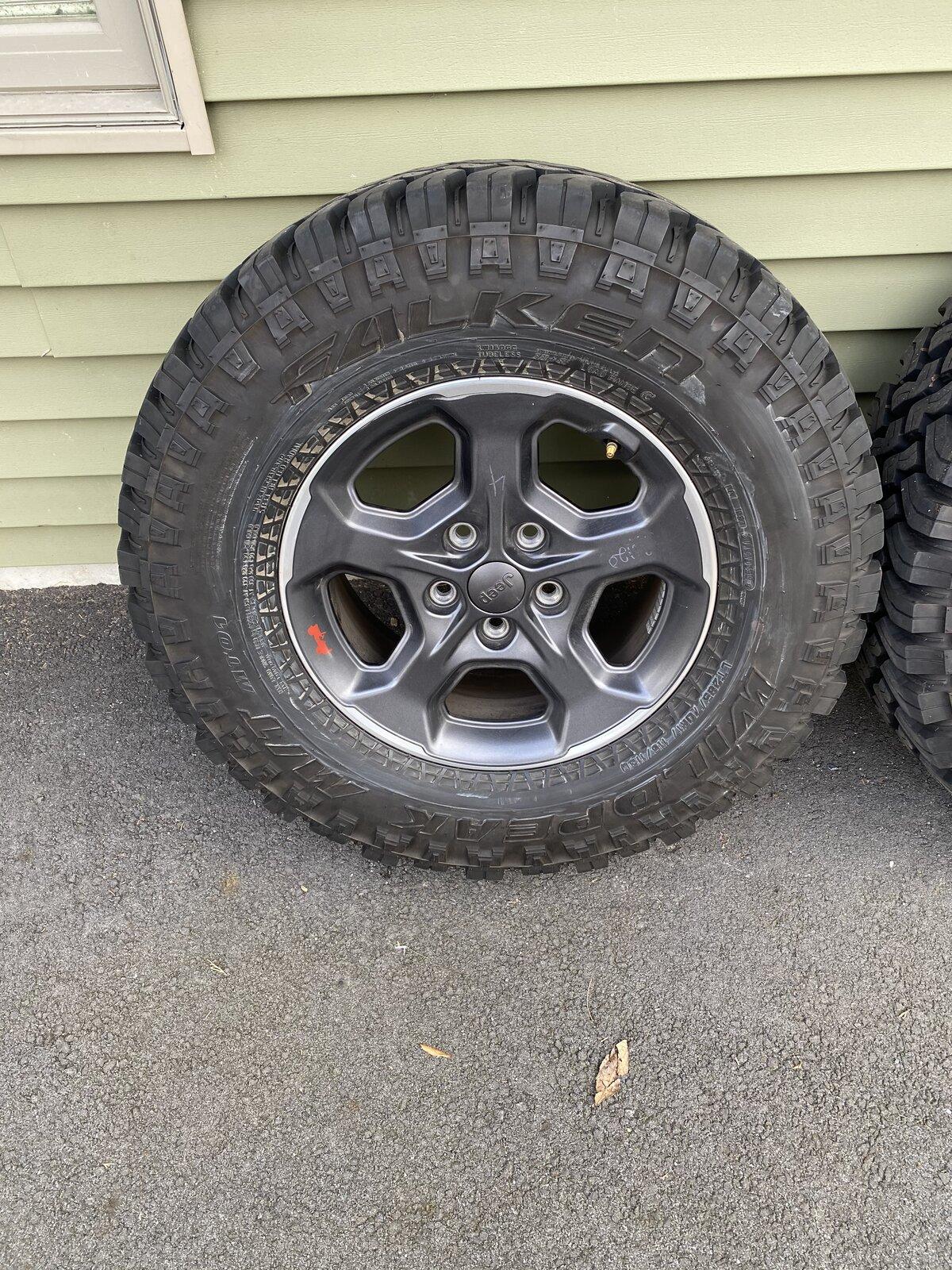 Jeep Gladiator Rubicon wheels and tires BD6978AC-6550-421B-A366-C3FFE39EEF68