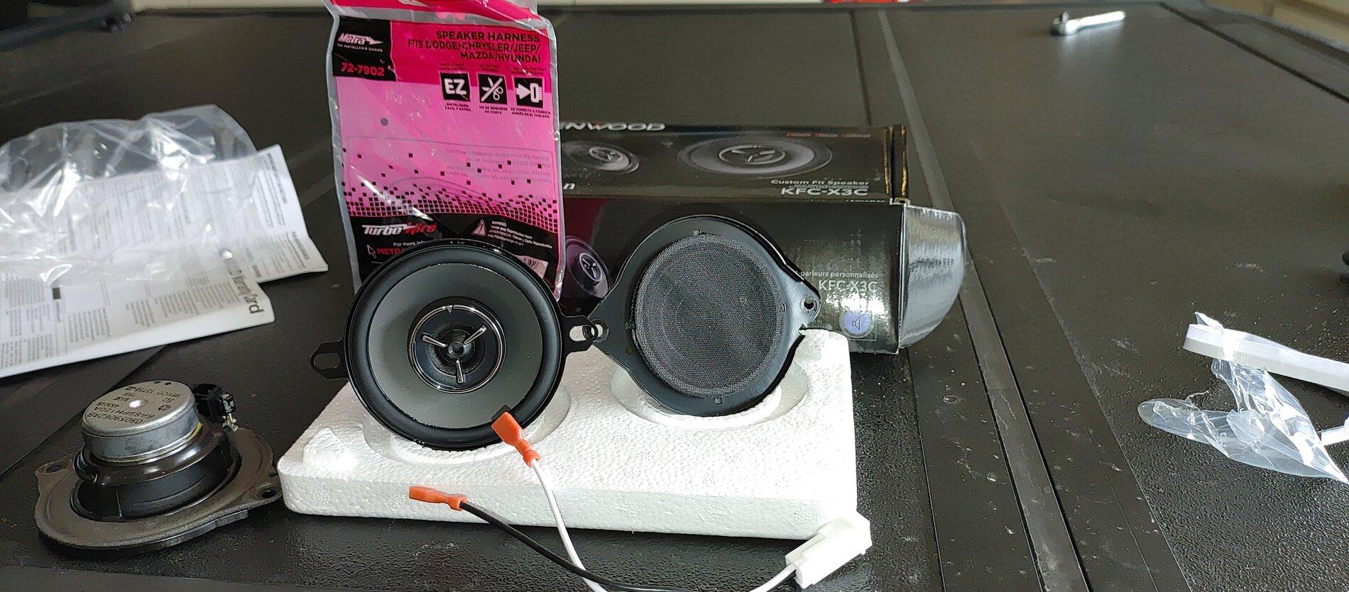 Jeep Gladiator Kenwoods and JL Audio 7" display 0417211420a