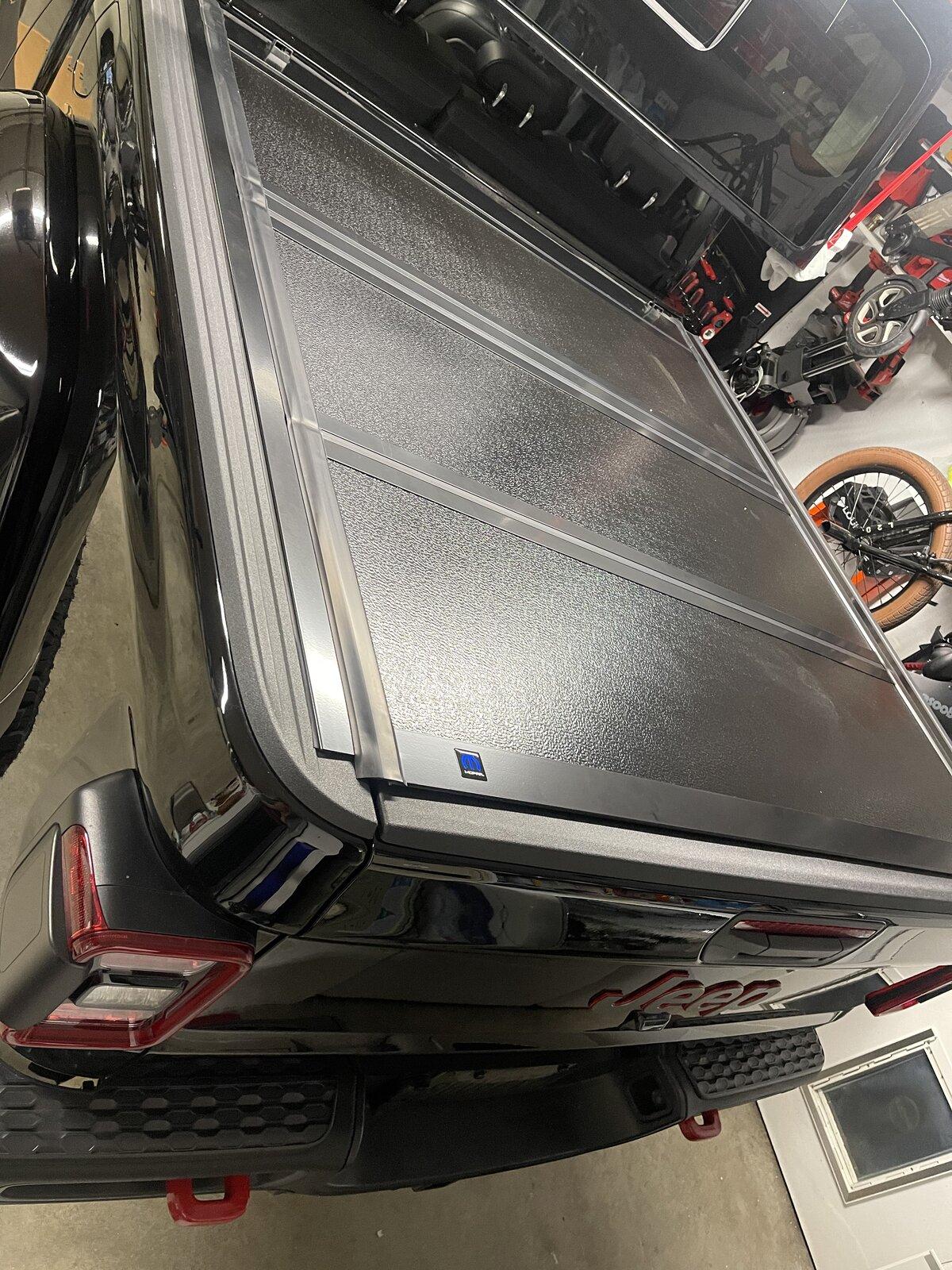 Jeep Gladiator Mopar Hard Tonneau 2E15FE70-D63F-4DD1-98F4-A02ED6EDE344