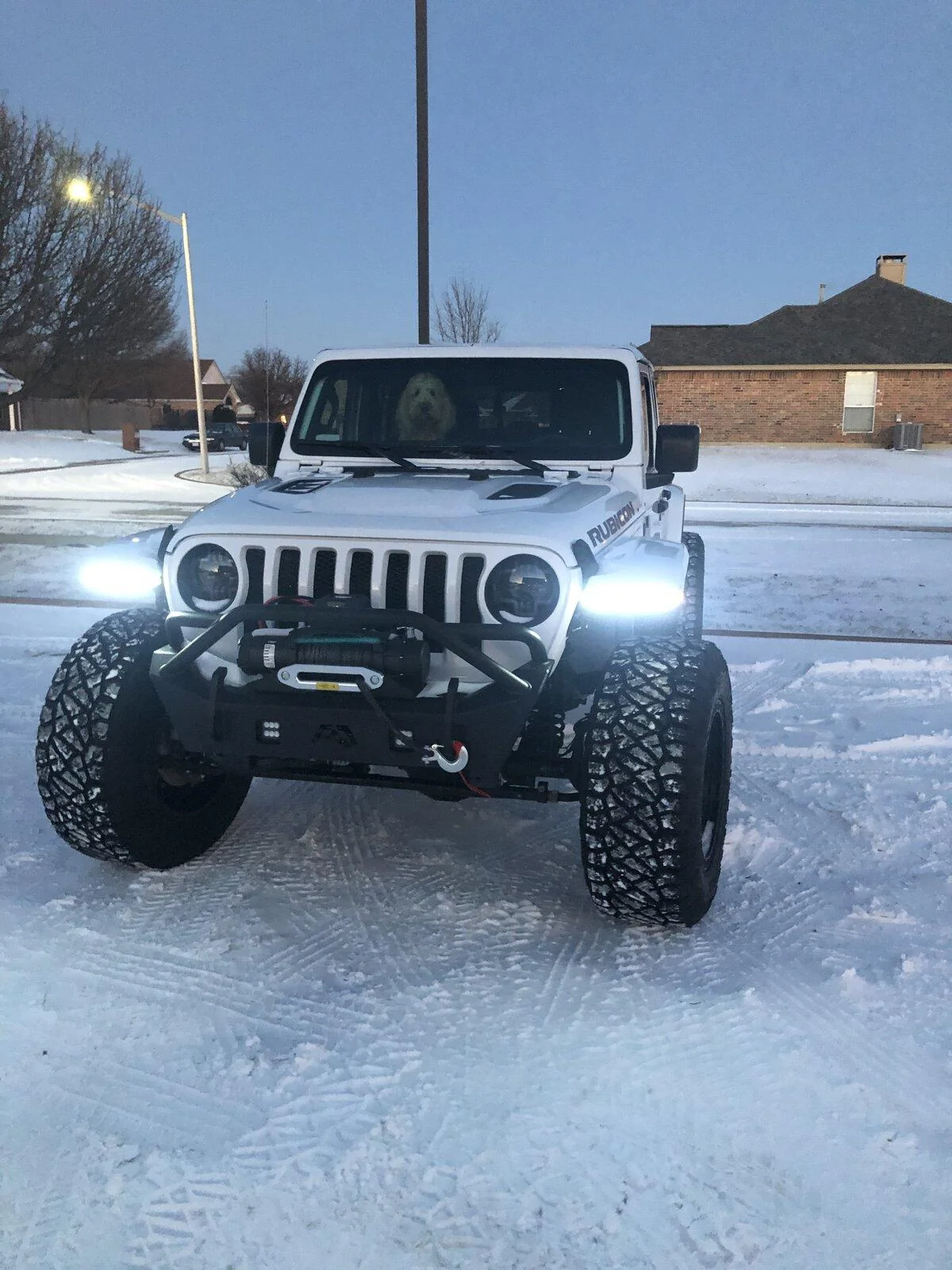 Jeep Gladiator BRIGHT WHITE Gladiator JT Club 4E01DB6B-BE2A-44F0-9891-109BC35513C4