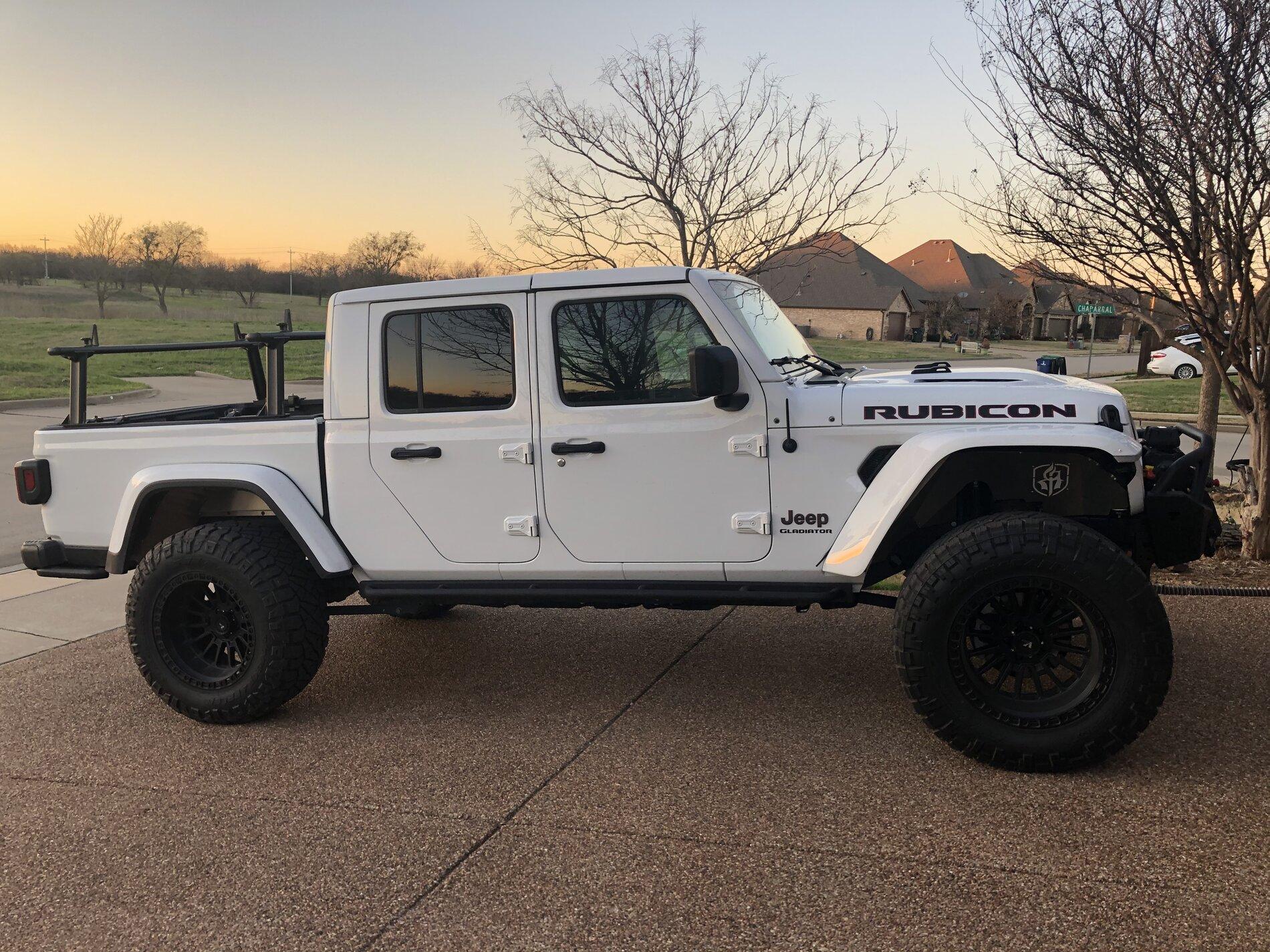 Jeep Gladiator BRIGHT WHITE Gladiator JT Club BBE3BA90-0D1F-4697-95AF-7C4440318274