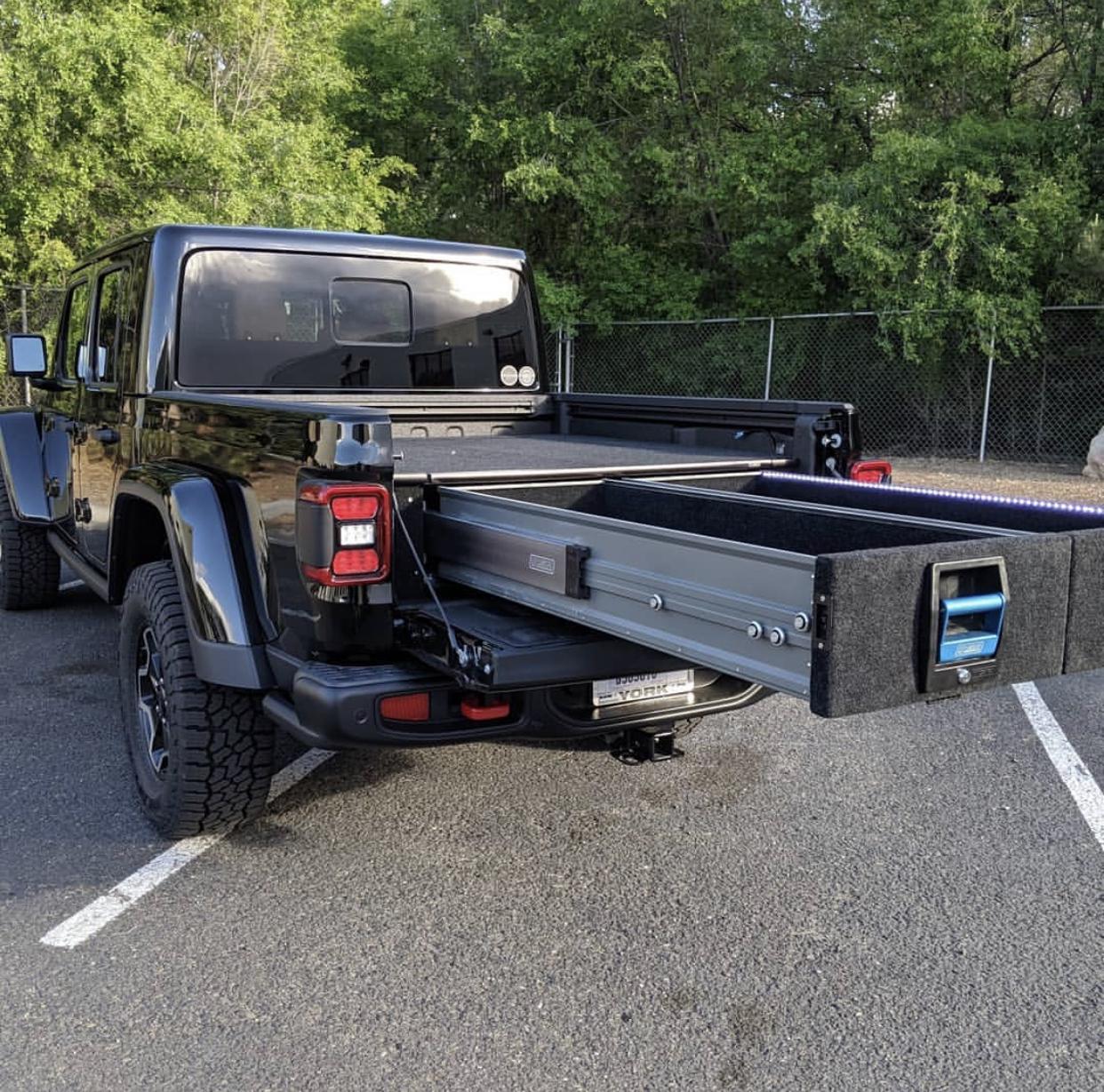 Jeep Gladiator BLACK Gladiator JT Club 6403401E-E55A-4620-A2AB-638D38464D83