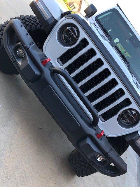 Jeep Gladiator BRIGHT WHITE Gladiator JT Club Grill Guard 2