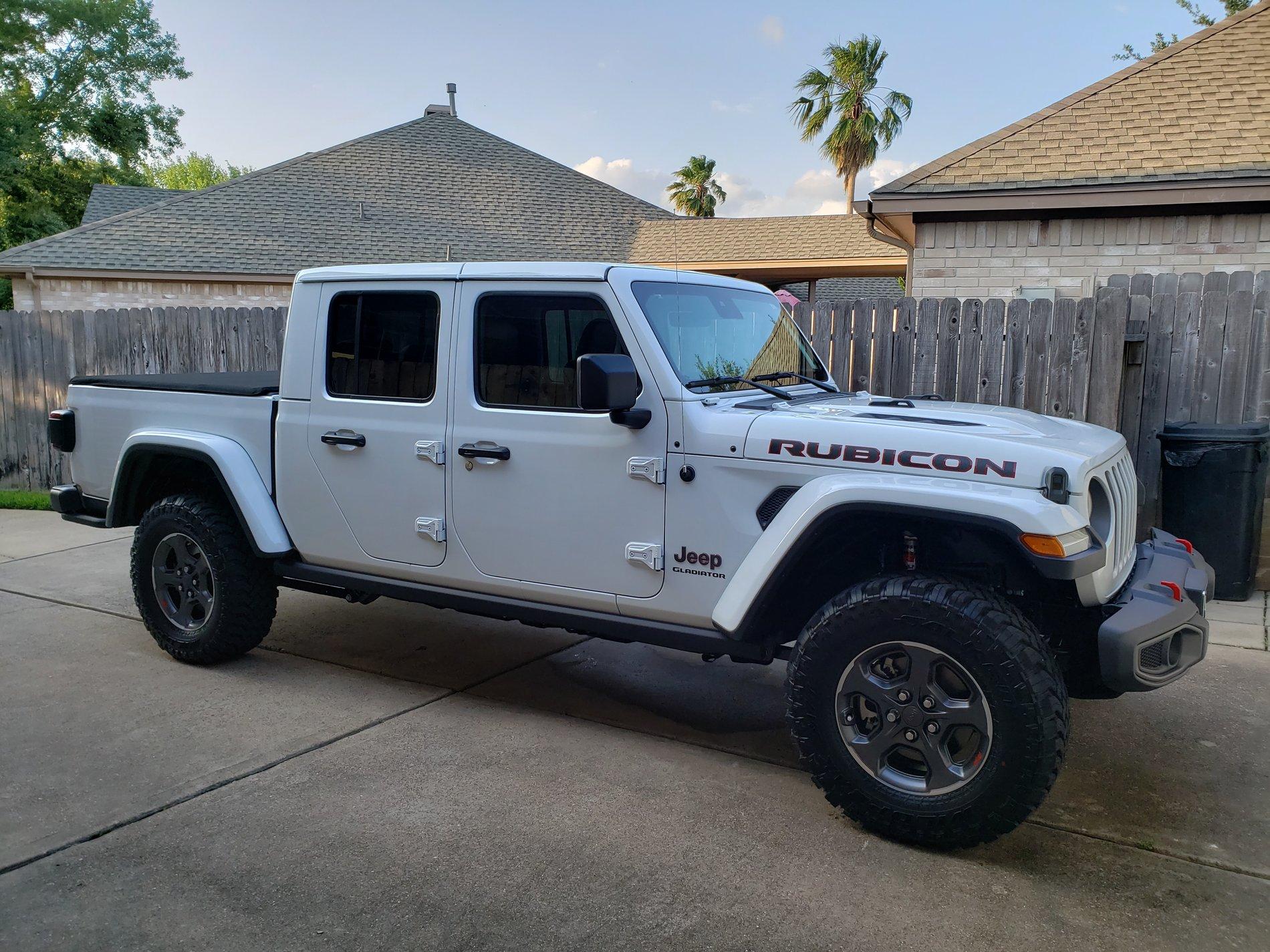 Jeep Gladiator BRIGHT WHITE Gladiator JT Club 55716976-CE47-4E62-902E-3815D2F723AF