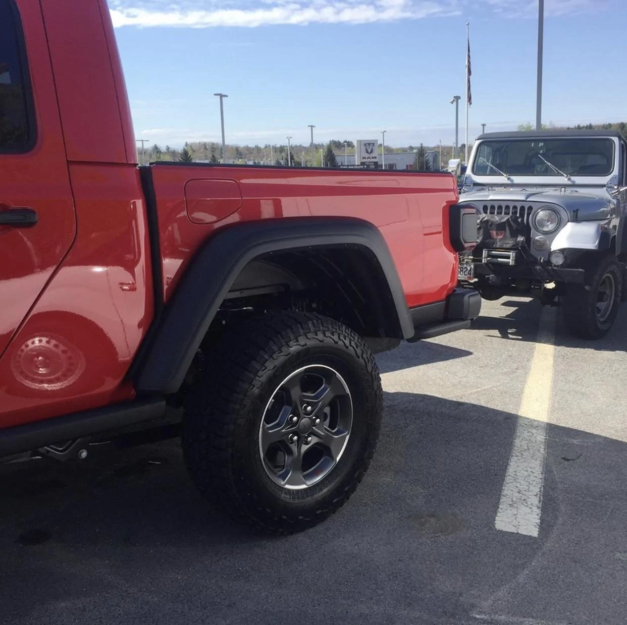 Jeep Gladiator FIRECRACKER RED Gladiator JT Club 71615200-13CA-48E9-B027-DC60DADDEA47