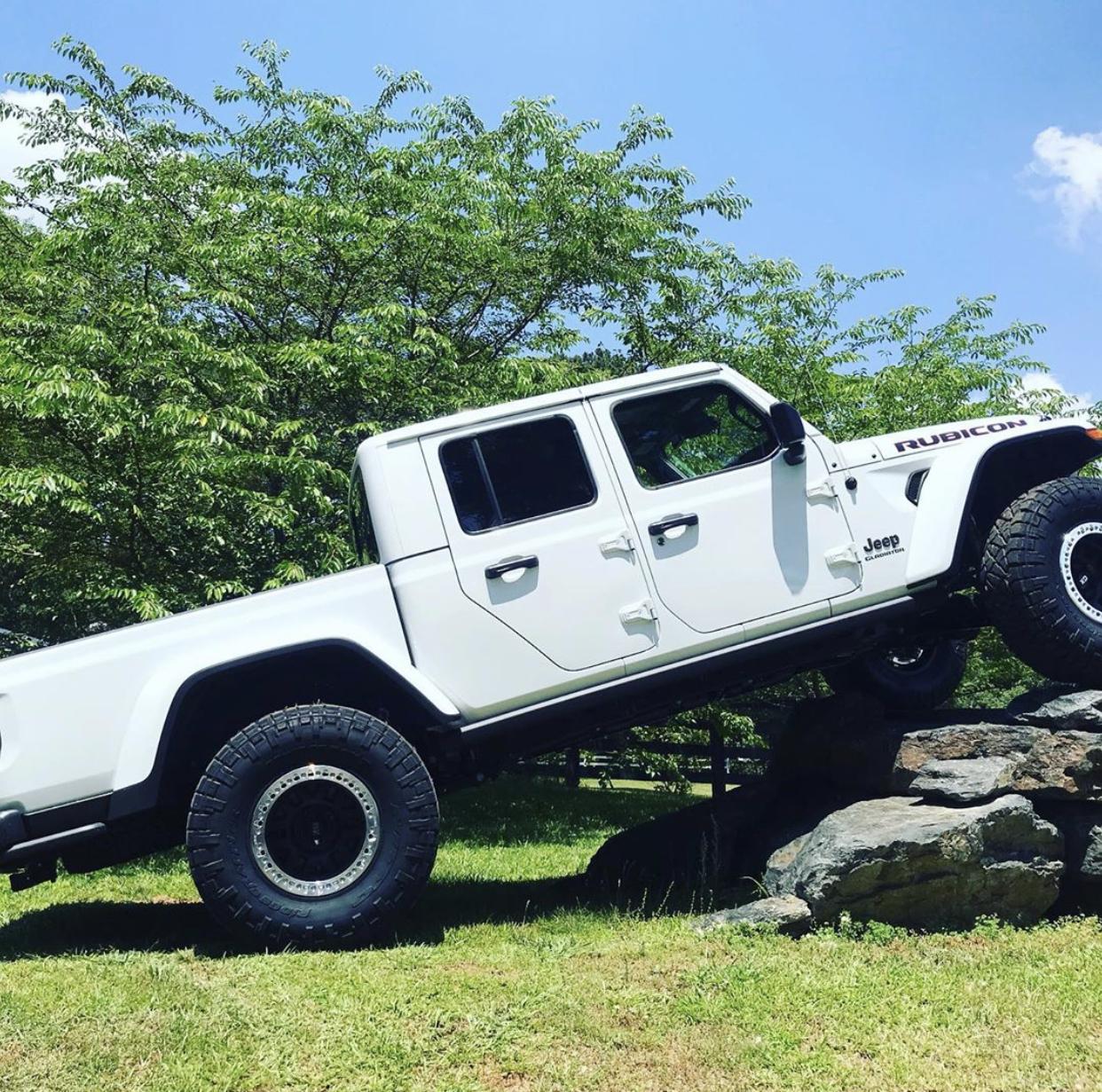 Jeep Gladiator BRIGHT WHITE Gladiator JT Club 156EFAB8-66E7-439B-9AB9-4D1DF2FDC481