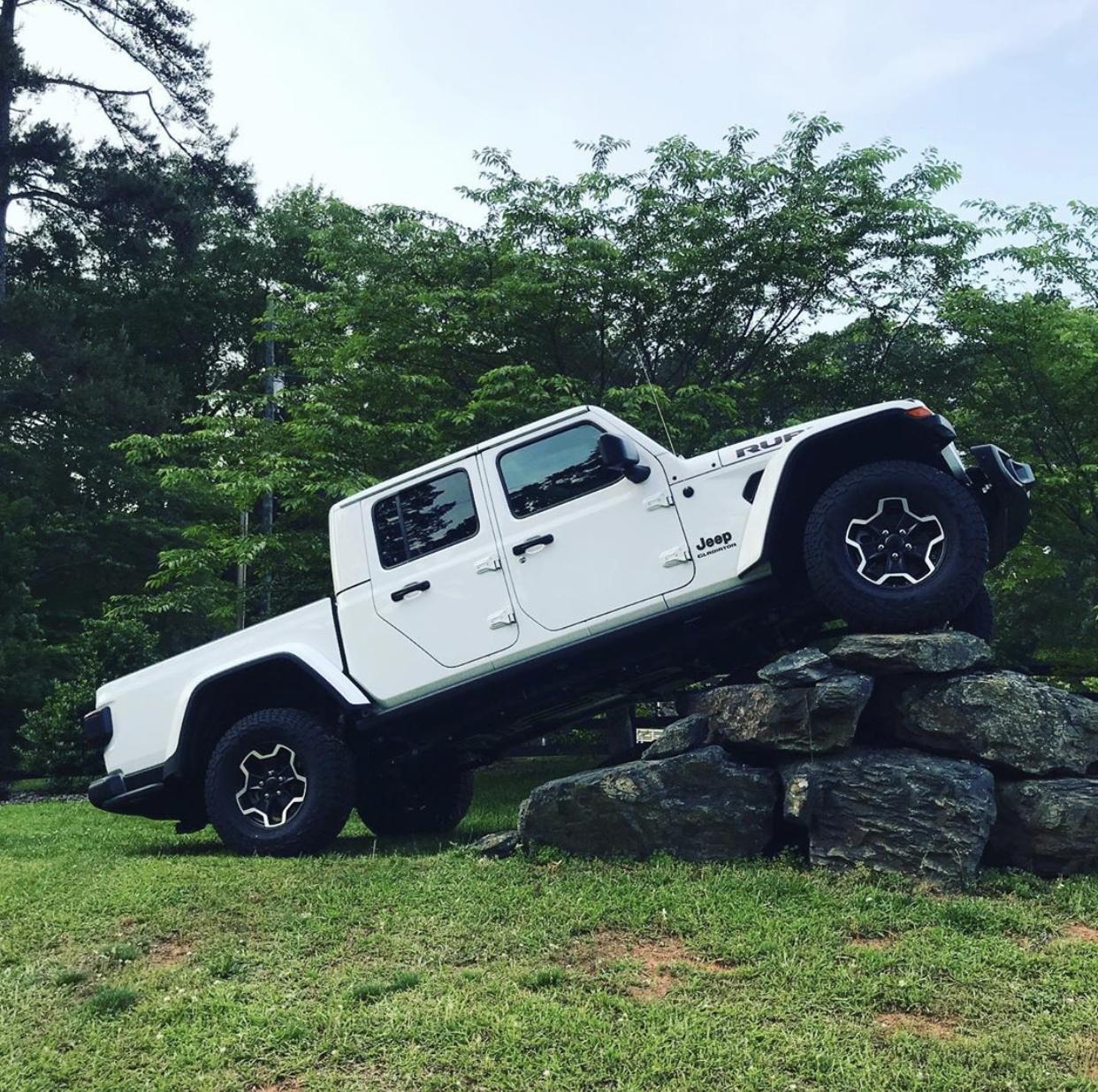 Jeep Gladiator BRIGHT WHITE Gladiator JT Club 61DB935C-ABF1-49CC-9976-5DC0F687DC66