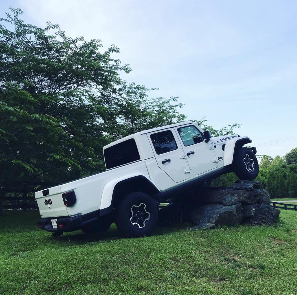 Jeep Gladiator BRIGHT WHITE Gladiator JT Club 157C0EAD-51A3-4372-BE69-EC41C5A5531C