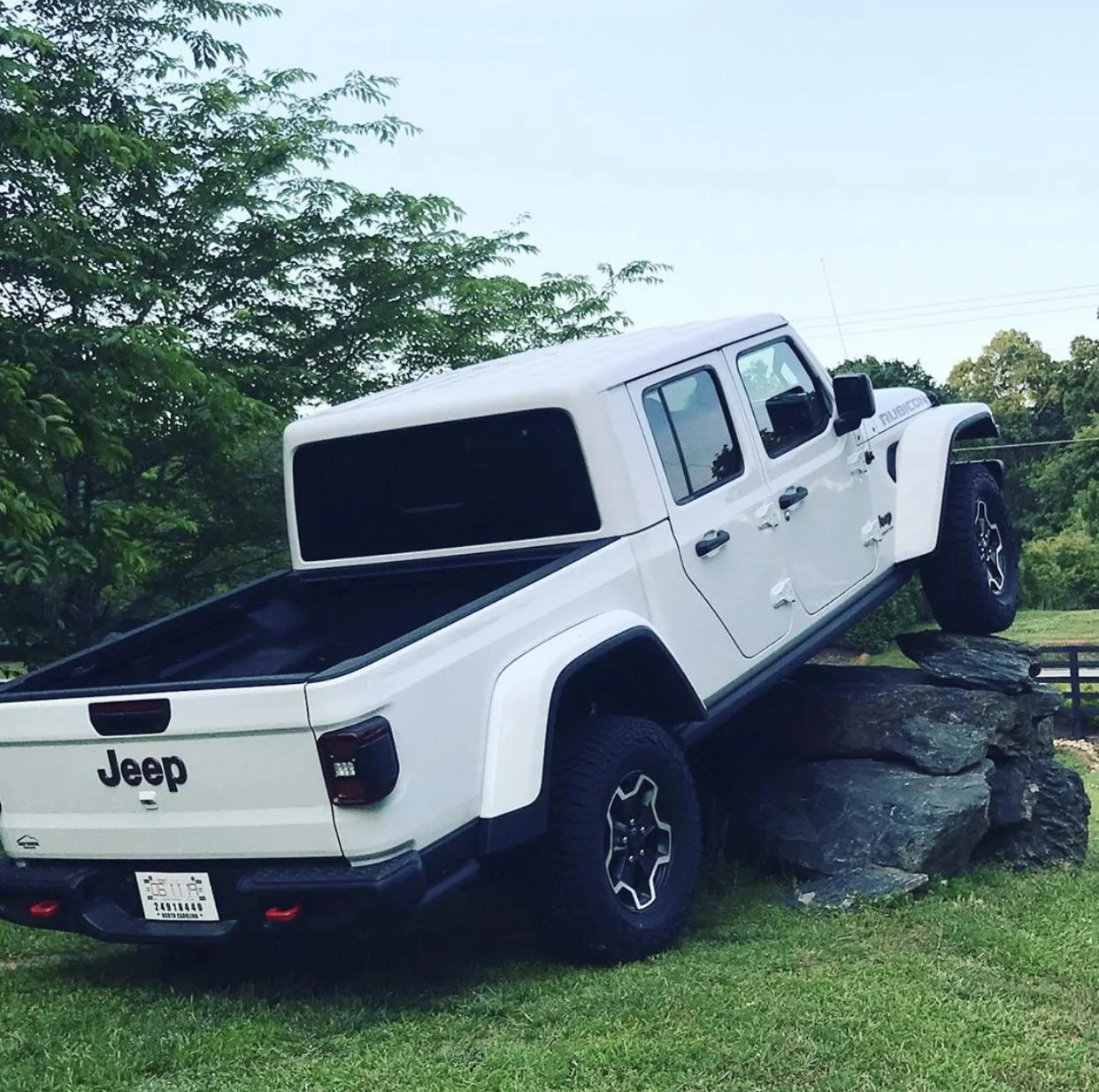 Jeep Gladiator BRIGHT WHITE Gladiator JT Club 06513FE7-8DC7-40DC-8EFA-557BFEDFECB9