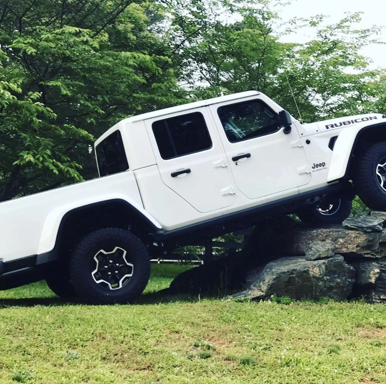 Jeep Gladiator BRIGHT WHITE Gladiator JT Club 8DACCF69-AF59-475A-9292-AB802B2C2C2A