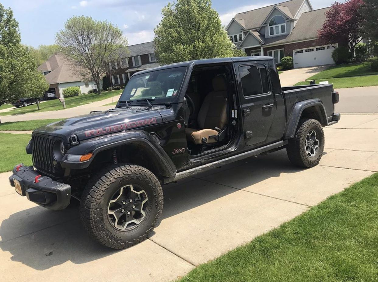 Jeep Gladiator BLACK Gladiator JT Club 299E479D-D723-4211-99CF-6F934474B53A