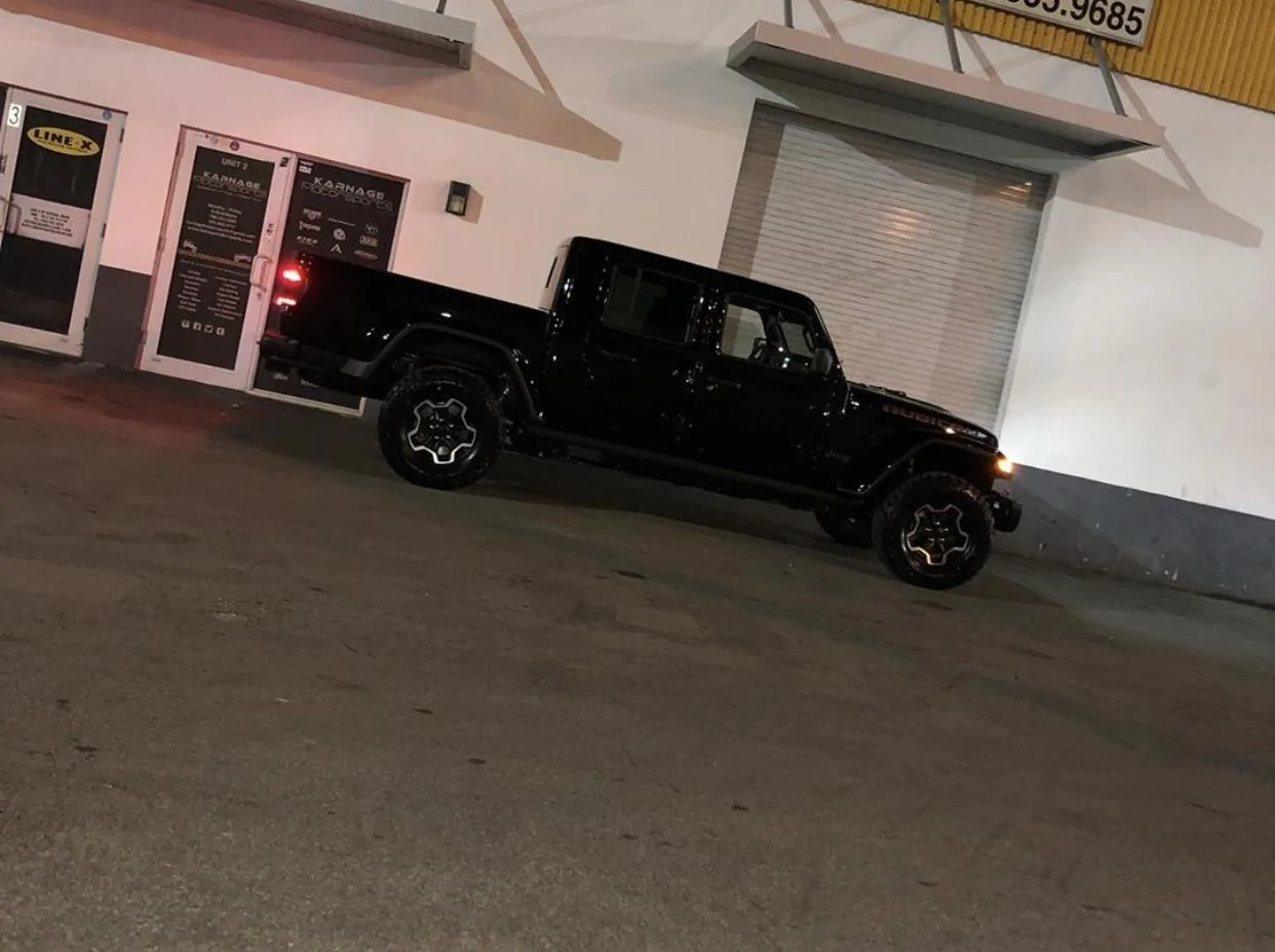 Jeep Gladiator BLACK Gladiator JT Club 325D4ED2-4990-47D1-97BD-A45454E8068A