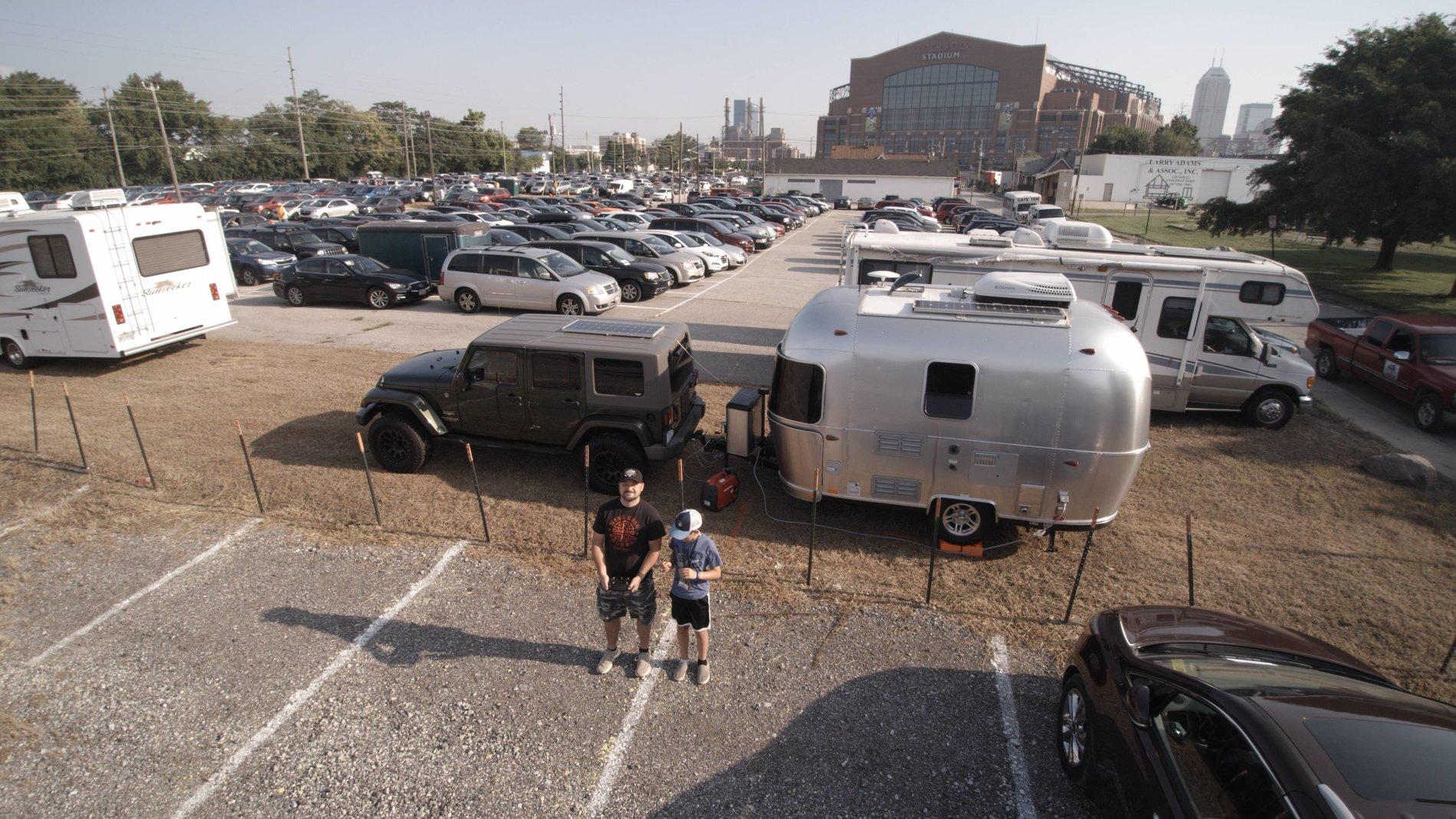 Jeep Gladiator Pulling a Camper jeeptowbean