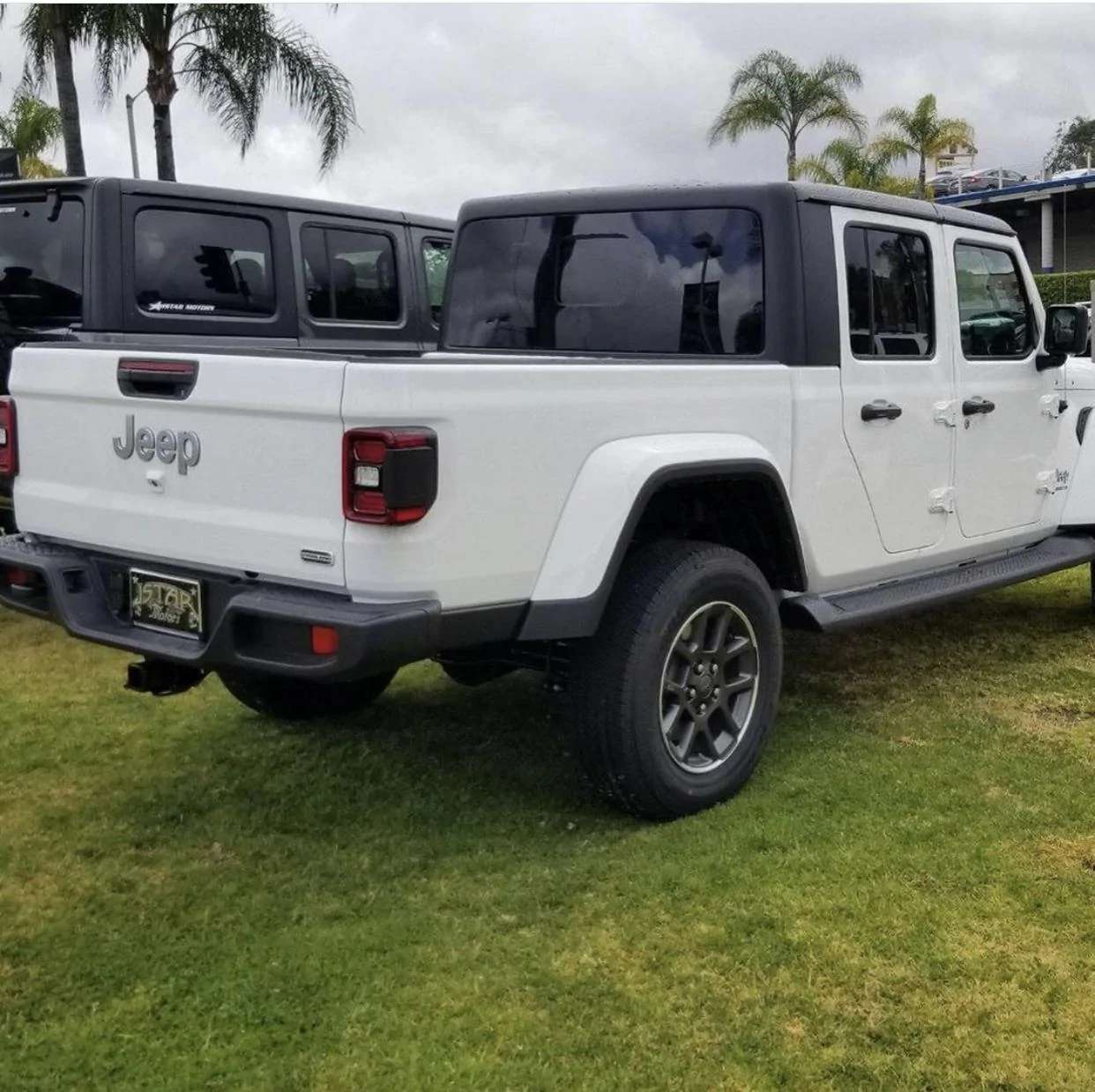 Jeep Gladiator BRIGHT WHITE Gladiator JT Club E4274291-DF94-4812-8EE8-D35D7F5271C1