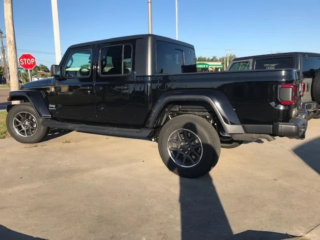 Jeep Gladiator BLACK Gladiator JT Club 57996003200__320A503B-09EA-495D-ADE5-5855A6C8A599