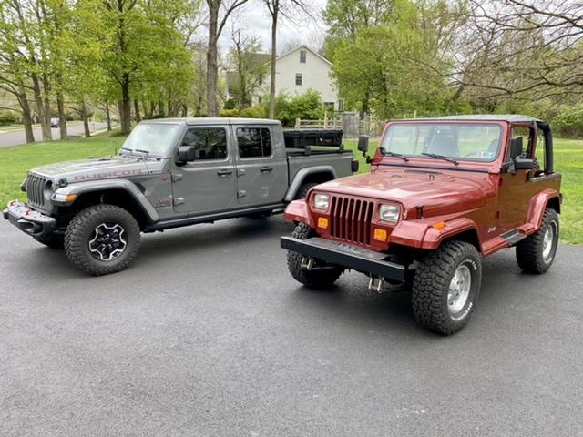 Jeep Gladiator Jeeps Parking Next To Jeeps D8FBB0DB-B224-42DC-8BE8-50BC1B7B64FB