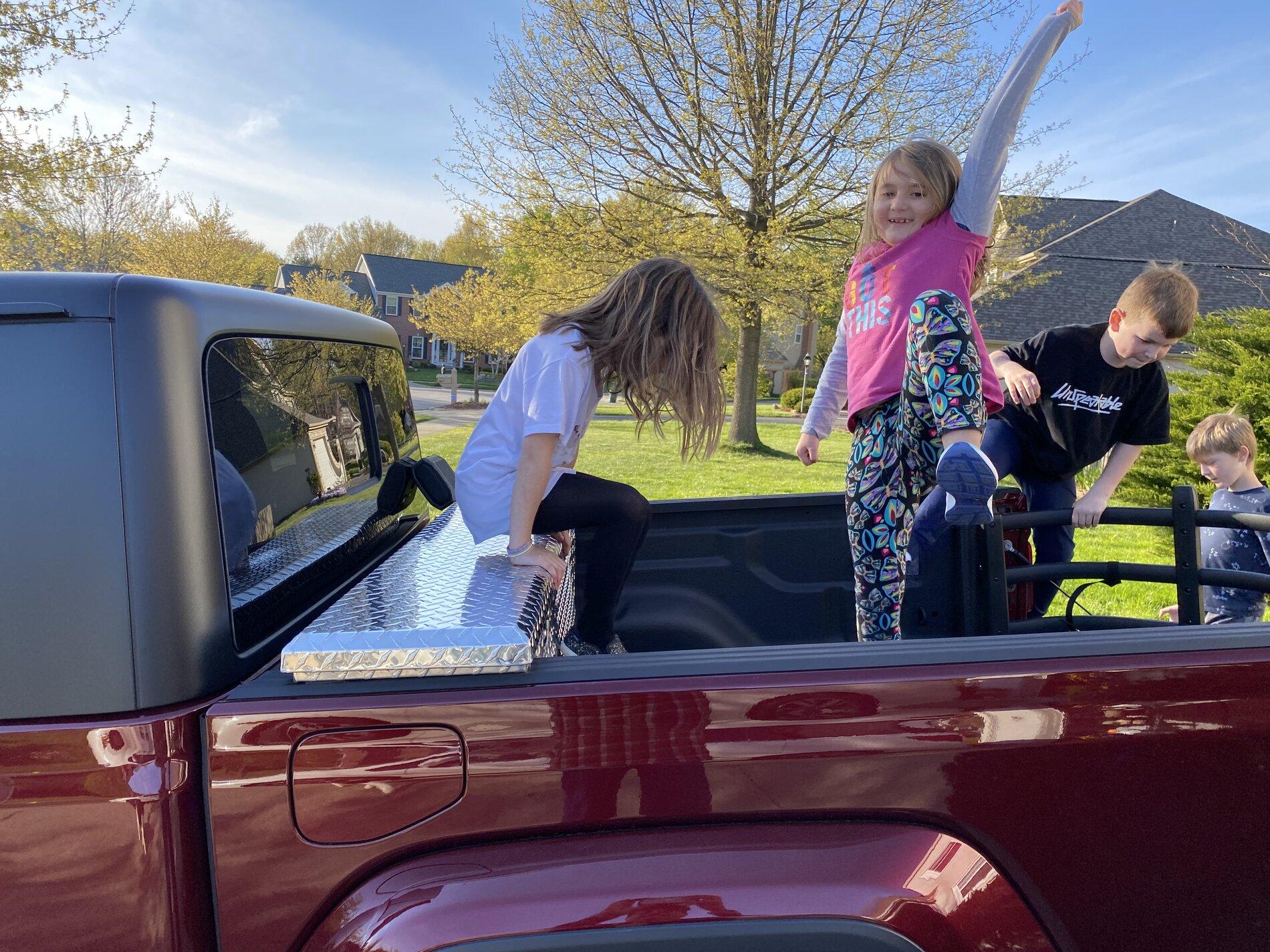 Jeep Gladiator Party In The Back tempImagexLt9wd
