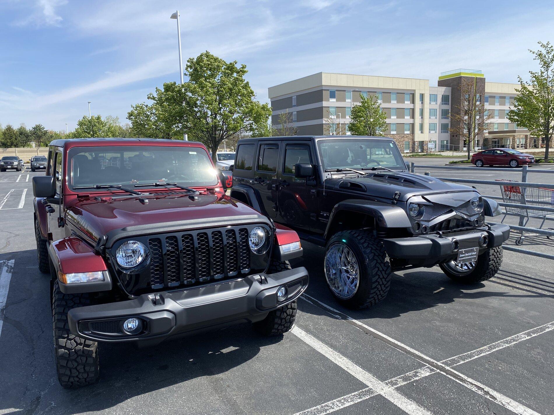 Jeep Gladiator Jeeps Parking Next To Jeeps tempImageRw2pS5
